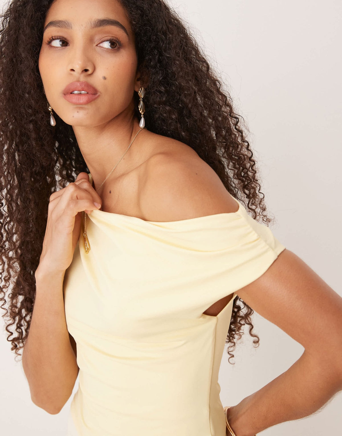 Gina Tricot slinky jersey one shoulder ruched twist top in butter yellow - ASOS Sample Sale