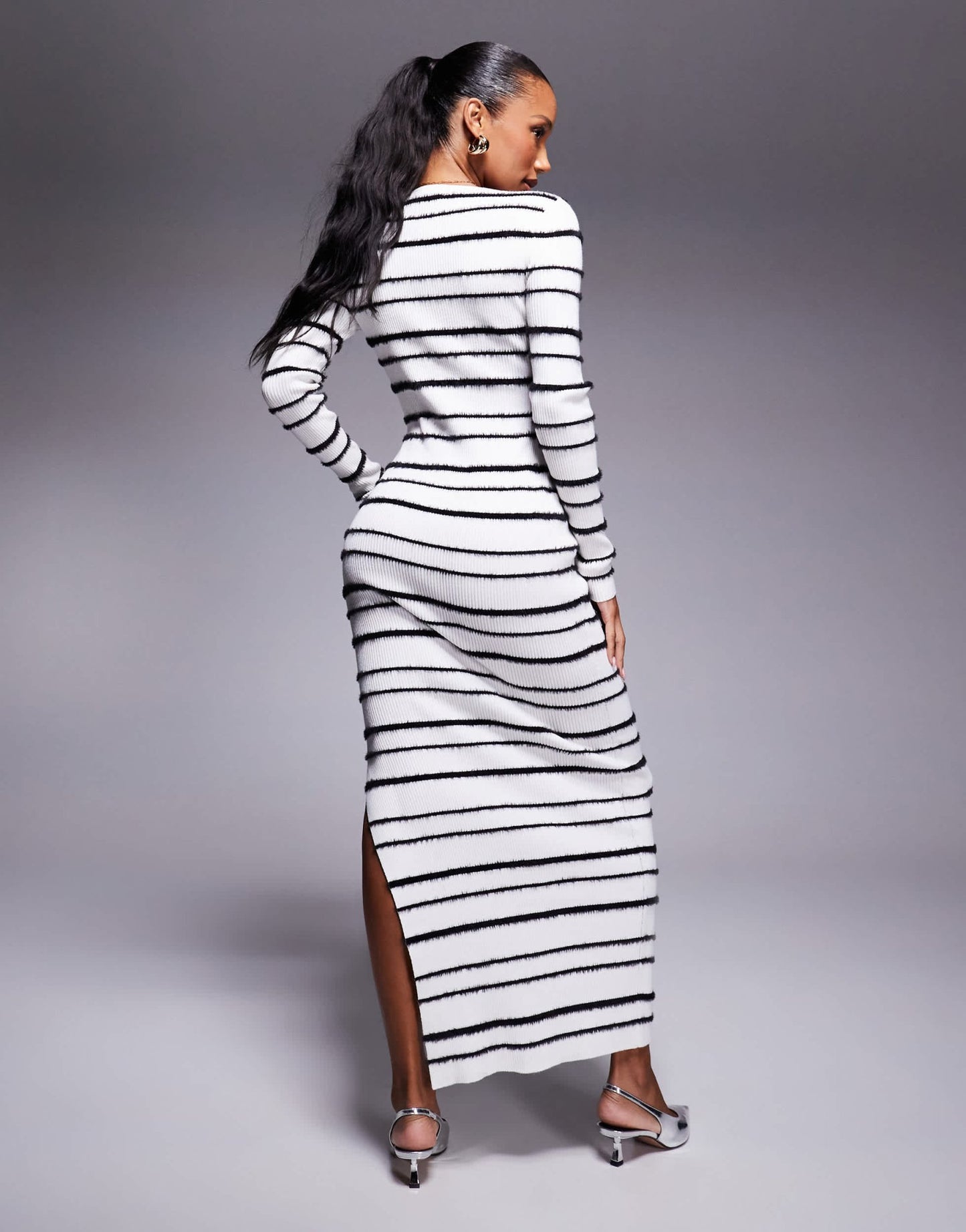 Kaiia exclusive knitted v neck side split maxi dress in white and black brushed stripe - ASOS Sample Sale