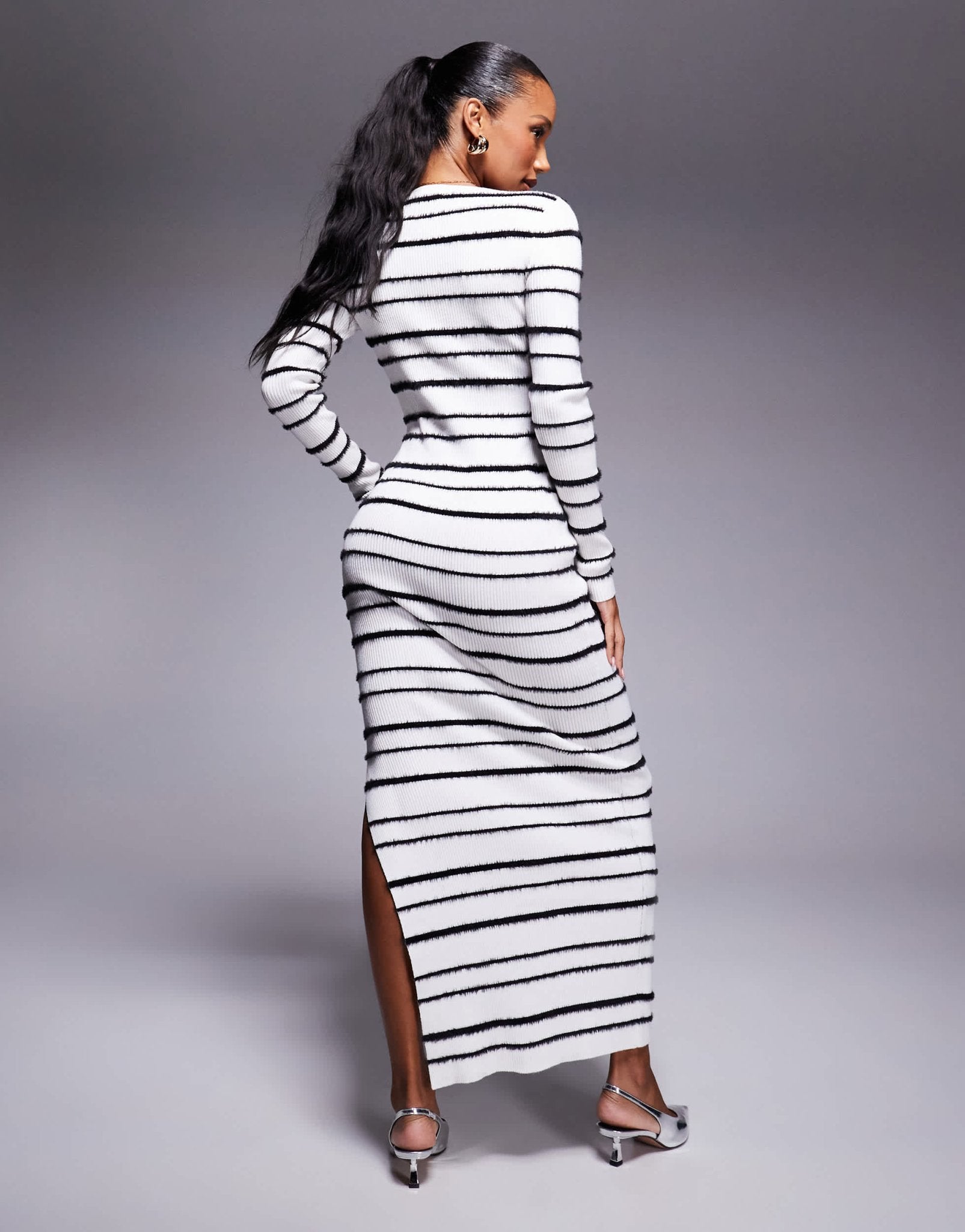 Kaiia exclusive knitted v neck side split maxi dress in white and black brushed stripe - ASOS Sample Sale
