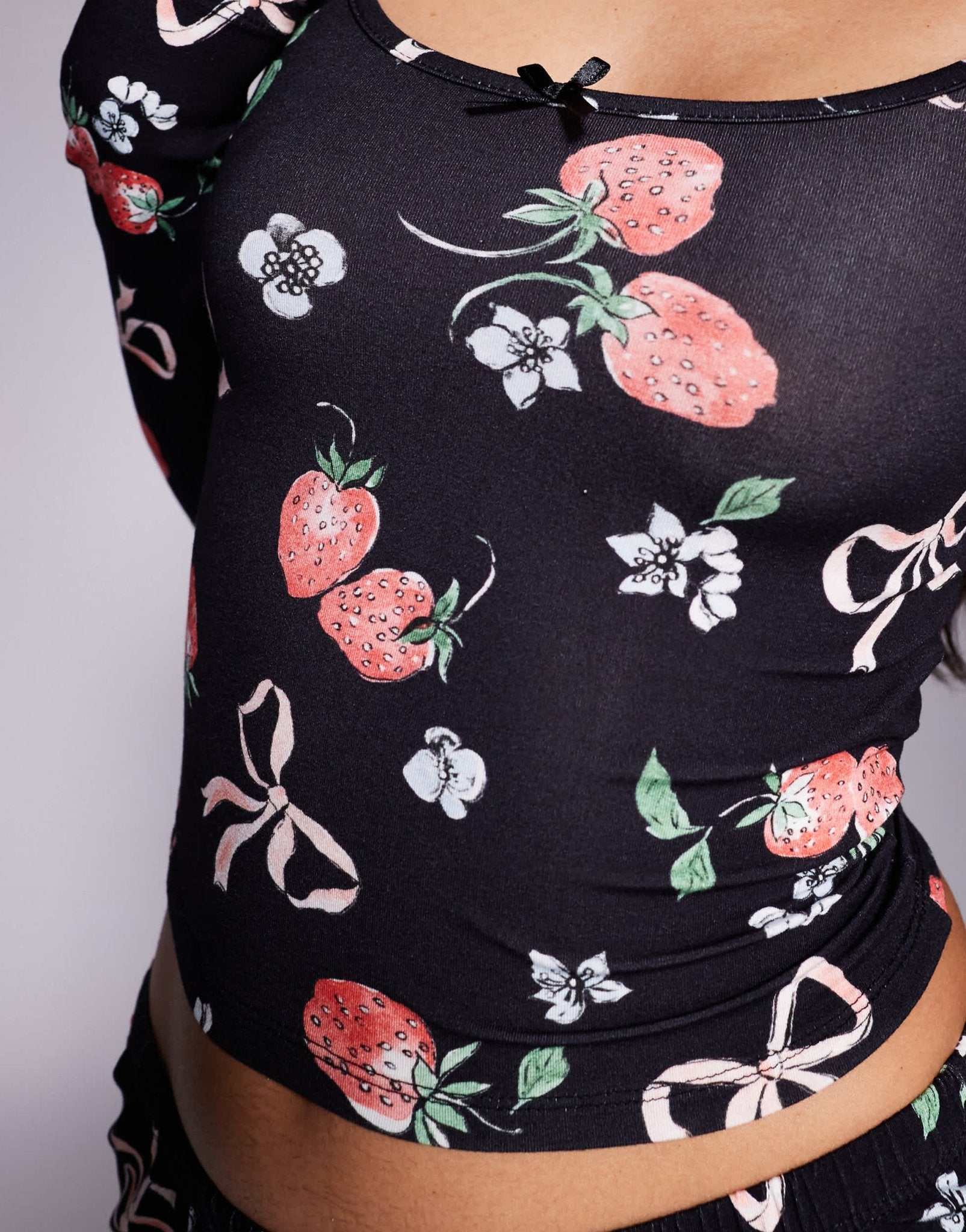 Kaiia exclusive mix and match scoop neck pyjama top co - ord in dark base strawberry bow print - ASOS Sample Sale