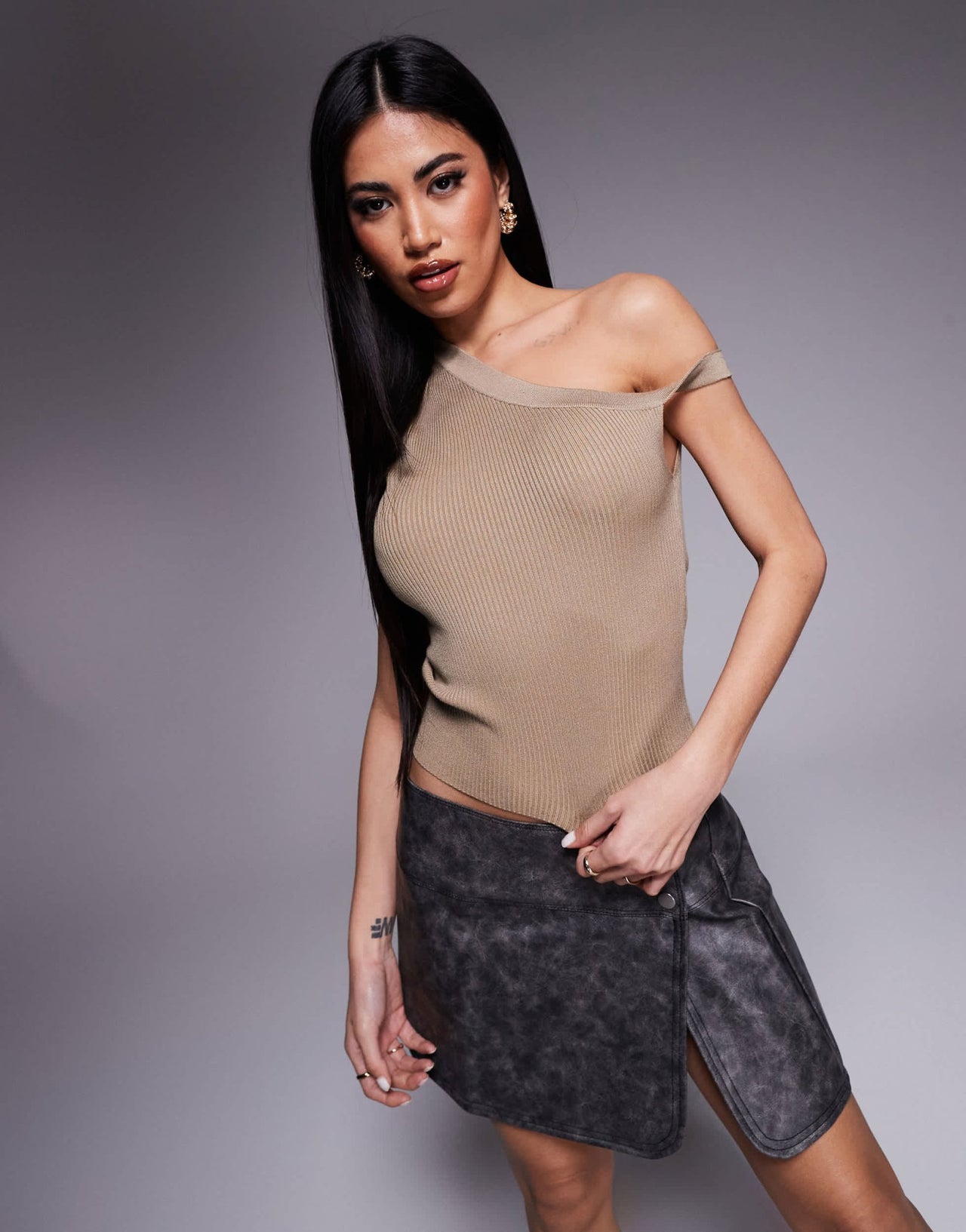 Kaiia exclusive ribbed knit off shoulder twist detail crop top in beige - ASOS Sample Sale