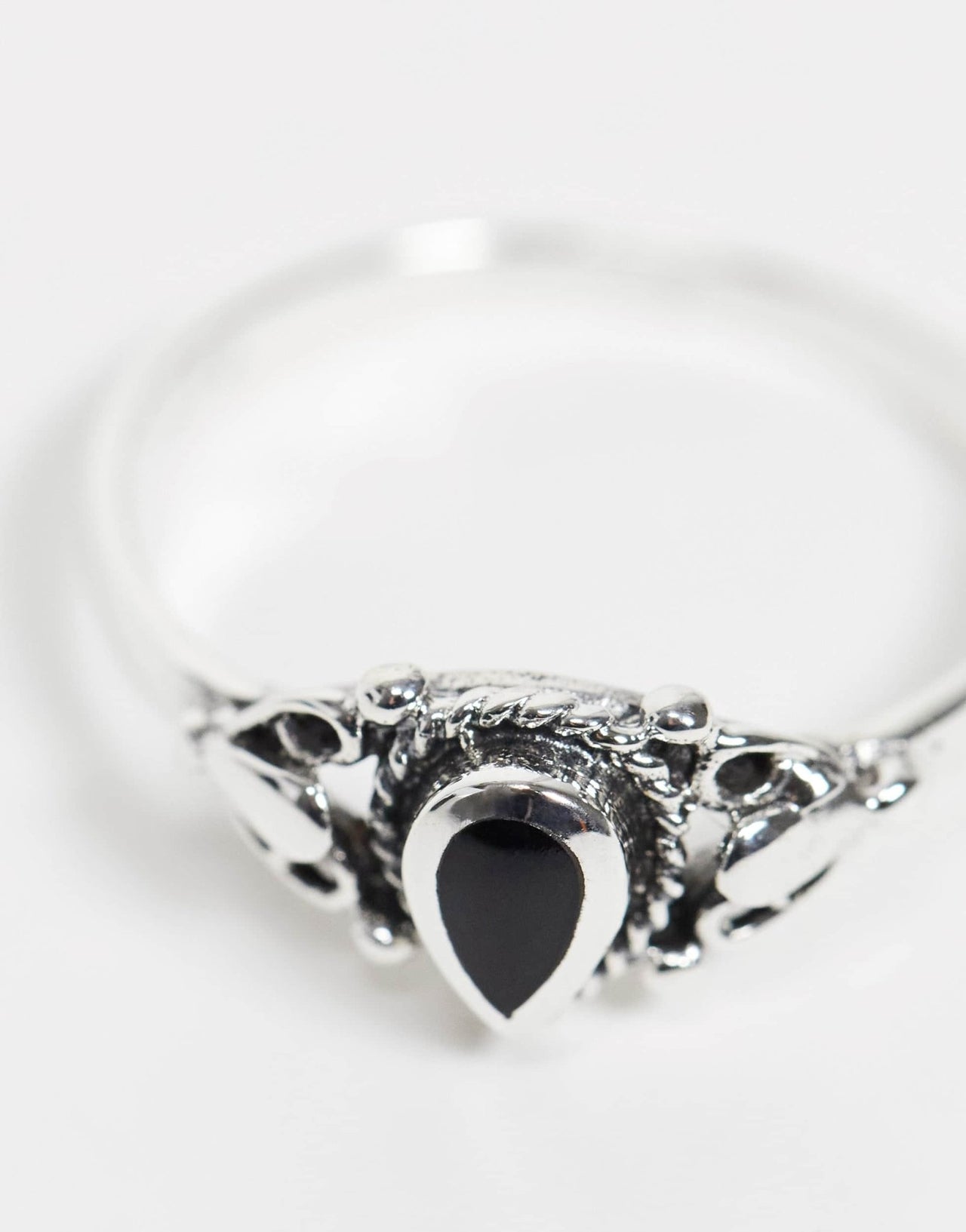 Kingsley Ryan etched ring with onyx stone in sterling silver - ASOS Sample Sale