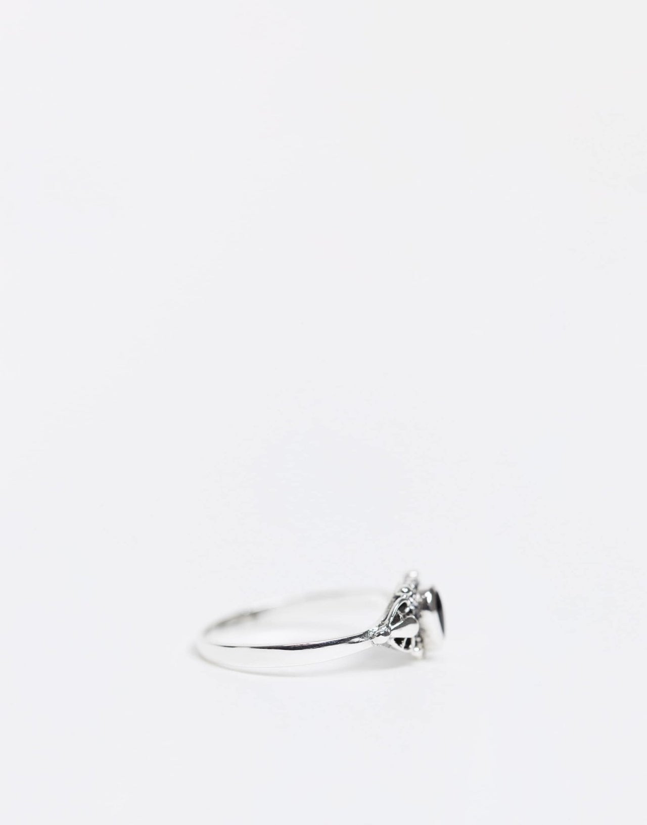 Kingsley Ryan etched ring with onyx stone in sterling silver - ASOS Sample Sale