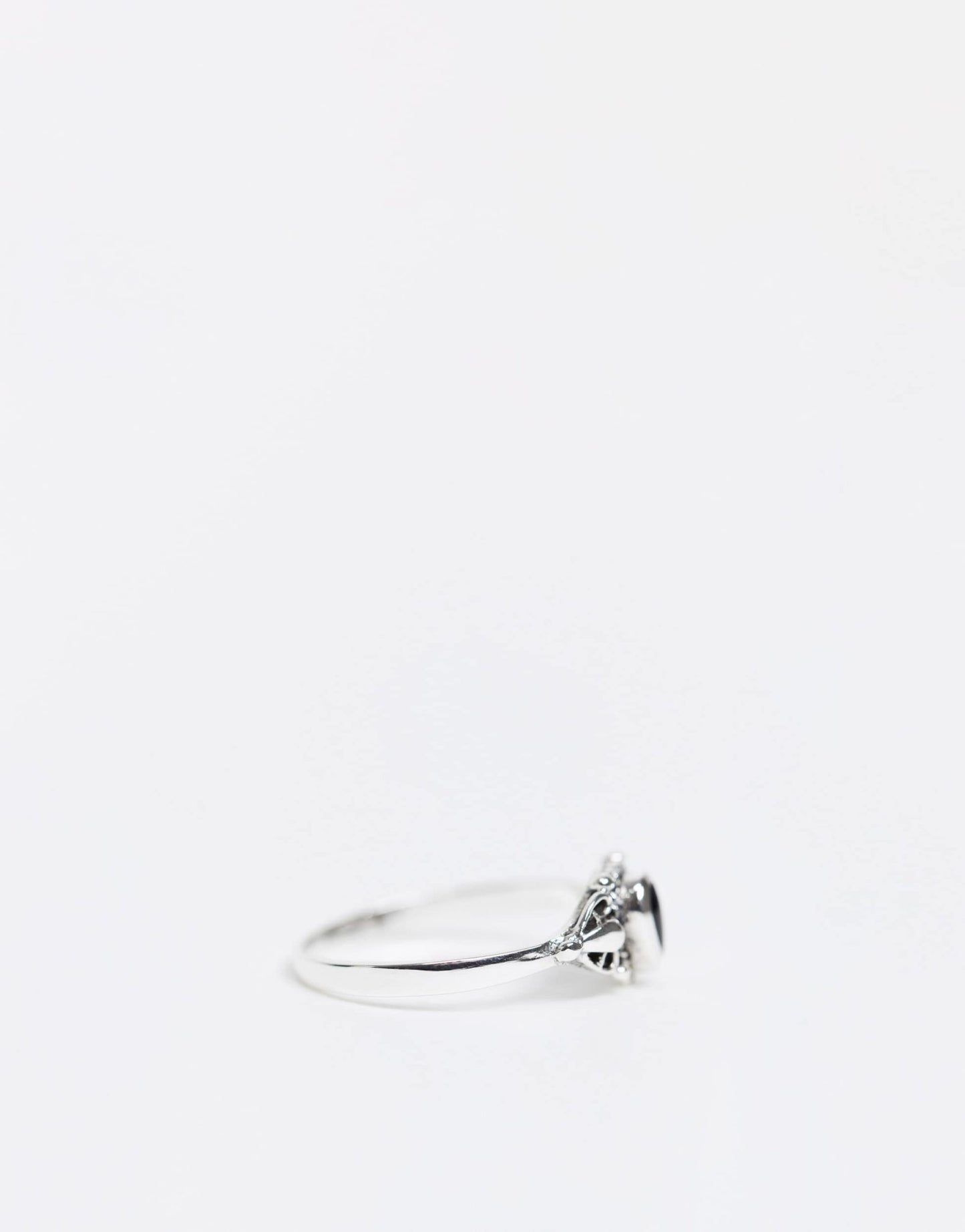 Kingsley Ryan etched ring with onyx stone in sterling silver - ASOS Sample Sale