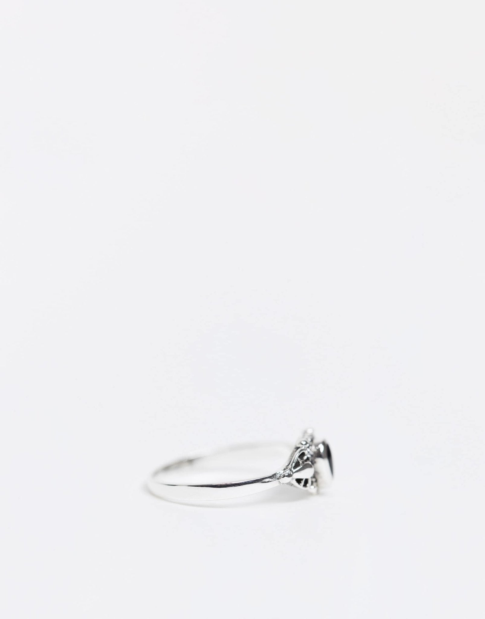 Kingsley Ryan etched ring with onyx stone in sterling silver - ASOS Sample Sale