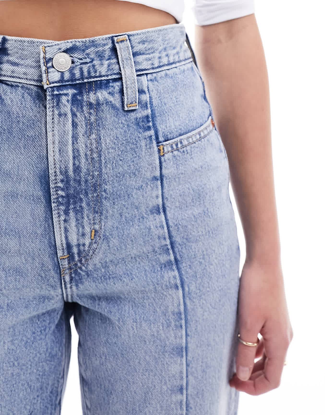 Levi's High waisted mom jean in light blue wash - ASOS Sample Sale
