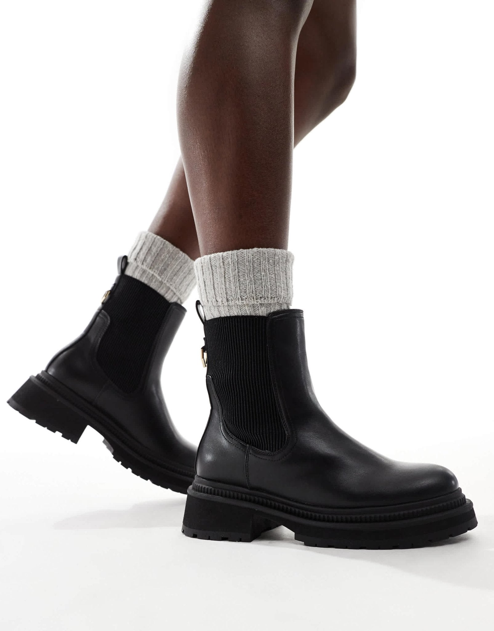 London Rebel Becky chunky mid ankle chelsea boots in black - ASOS Sample Sale