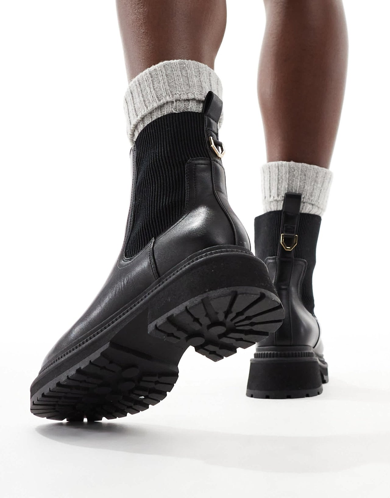 London Rebel Becky chunky mid ankle chelsea boots in black - ASOS Sample Sale