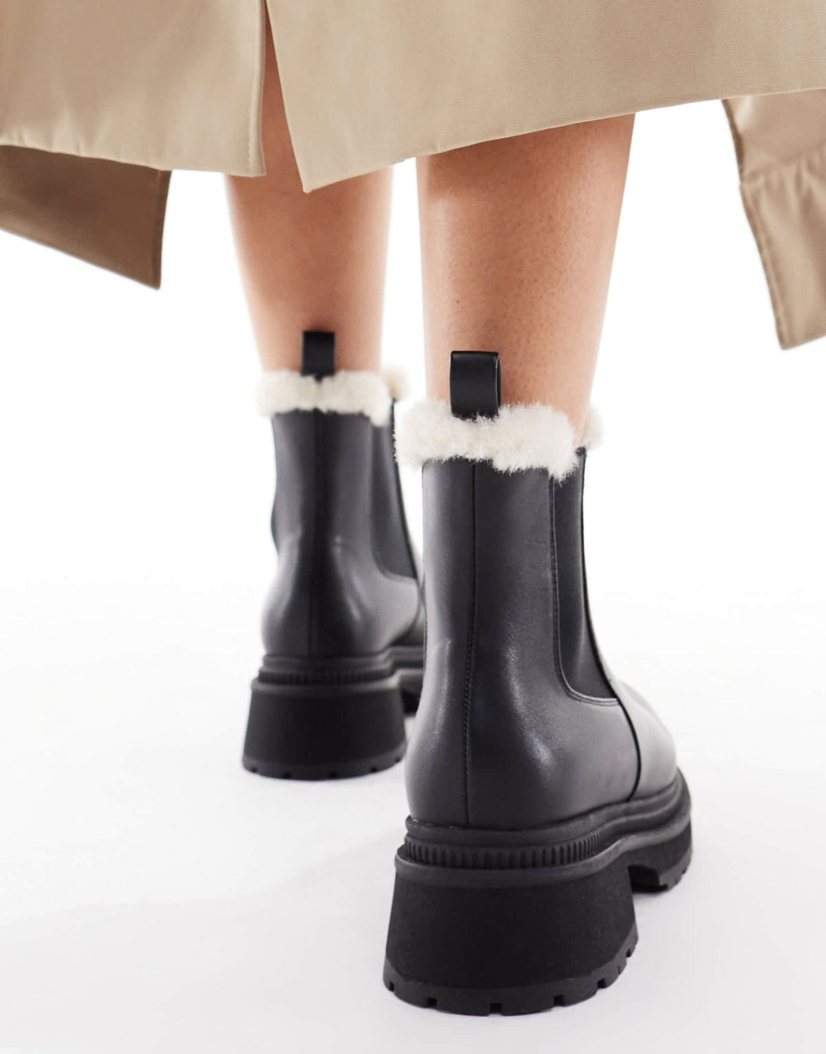 London Rebel Wide Fit Emma teddy lined chunky chelsea boots in black - ASOS Sample Sale