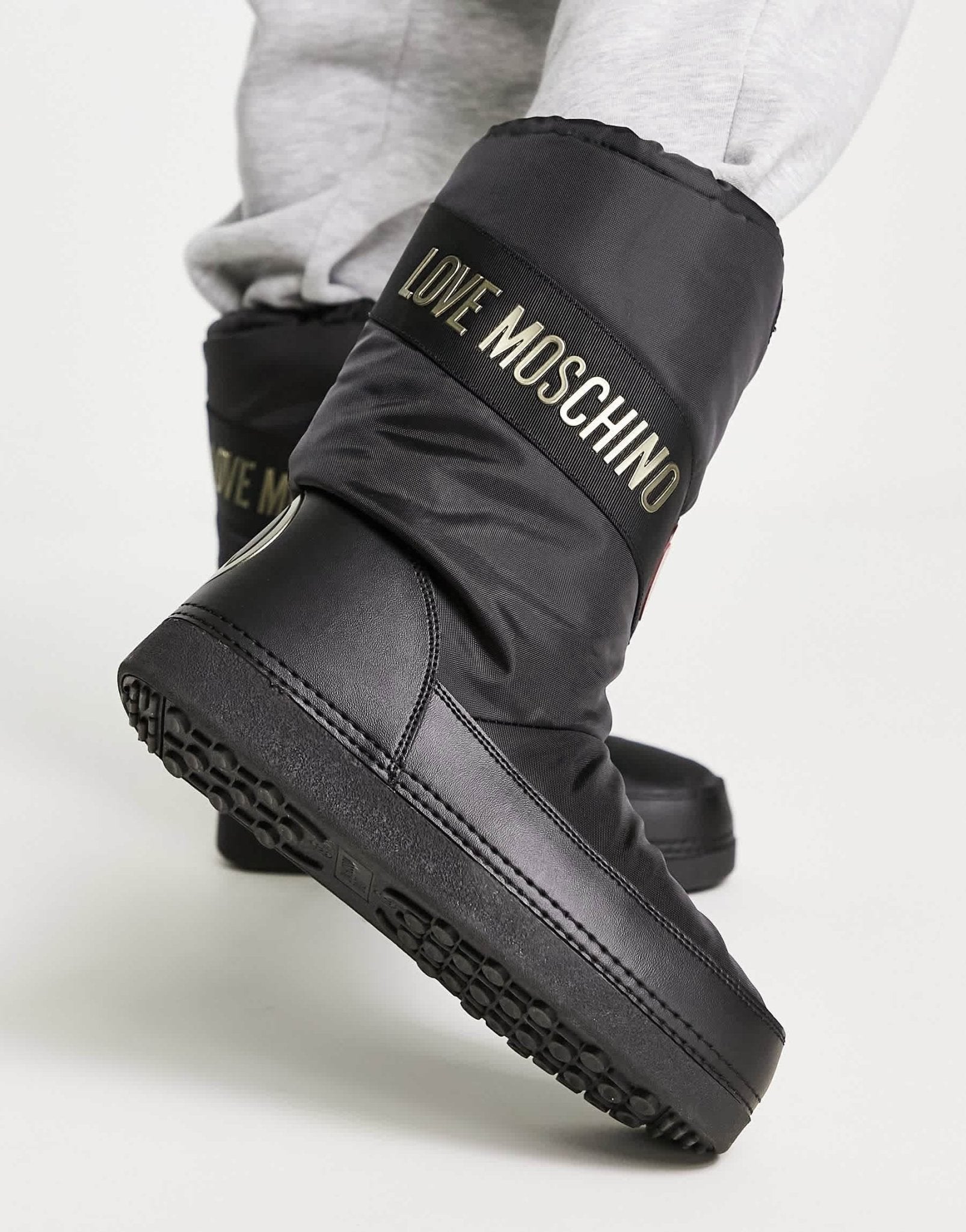 Love Moschino classic Snow boots in black - ASOS Sample Sale