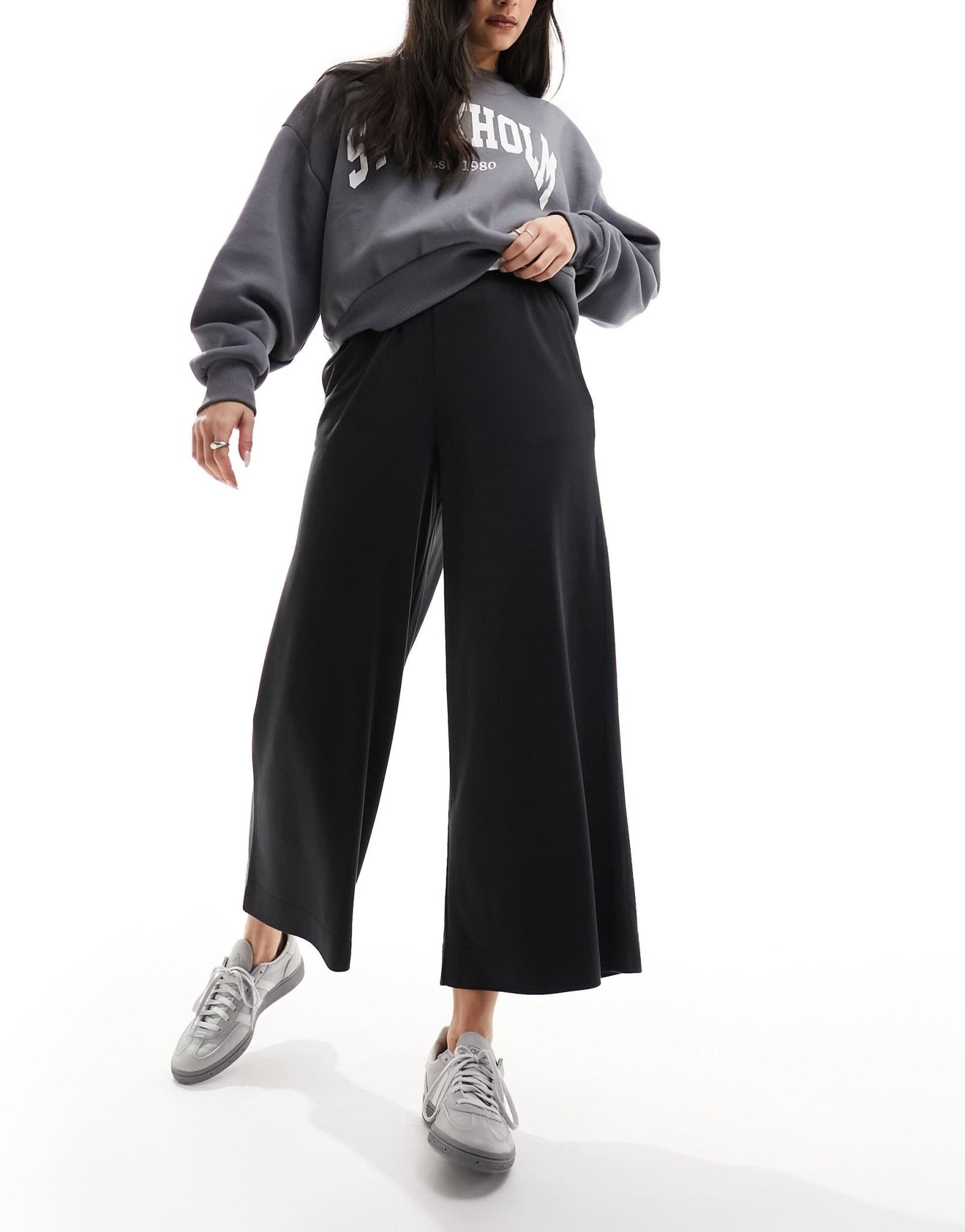 Monki Cilla cropped wide leg trousers in black - ASOS Sample Sale