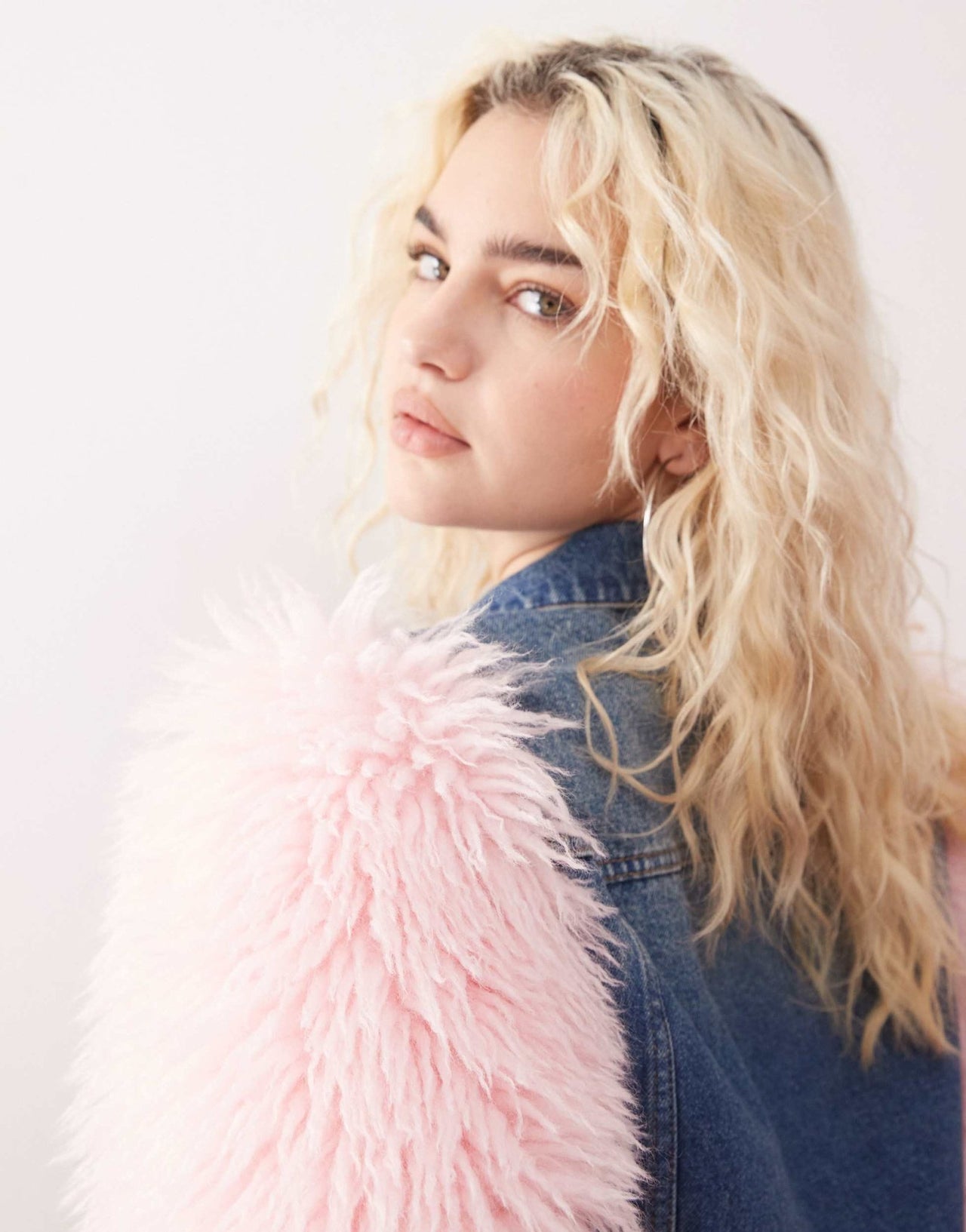 Monki denim jacket in mid wash blue with pink faux fur sleeves - ASOS Sample Sale