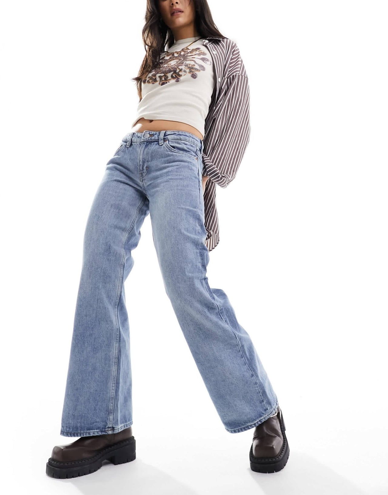 Monki Imoo low waisted wide fit jeans in mid blue wash - ASOS Sample Sale