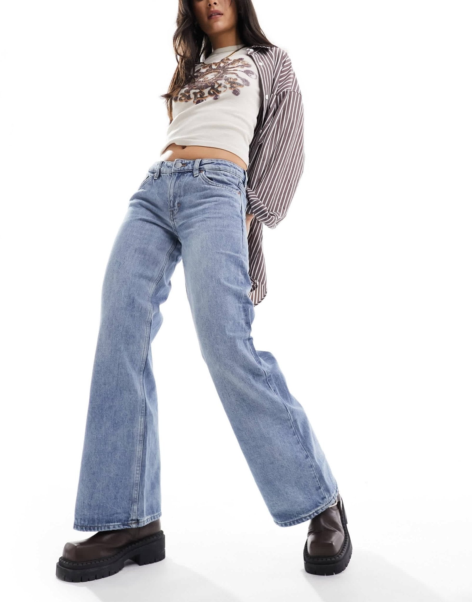 Monki Imoo low waisted wide fit jeans in mid blue wash - ASOS Sample Sale