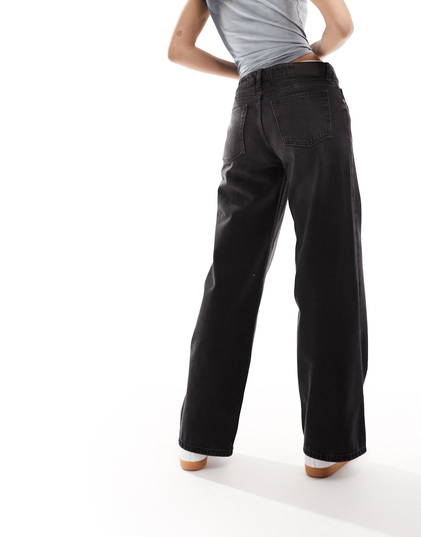 Monki Imoo low waisted wide fit jeans in washed black - ASOS Sample Sale