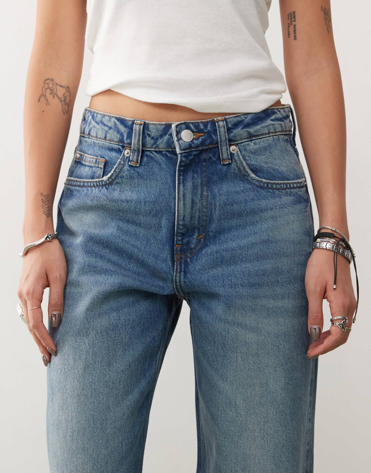 Monki Missy low rise loose baggy clean fit jeans in mid blue wash - ASOS Sample Sale
