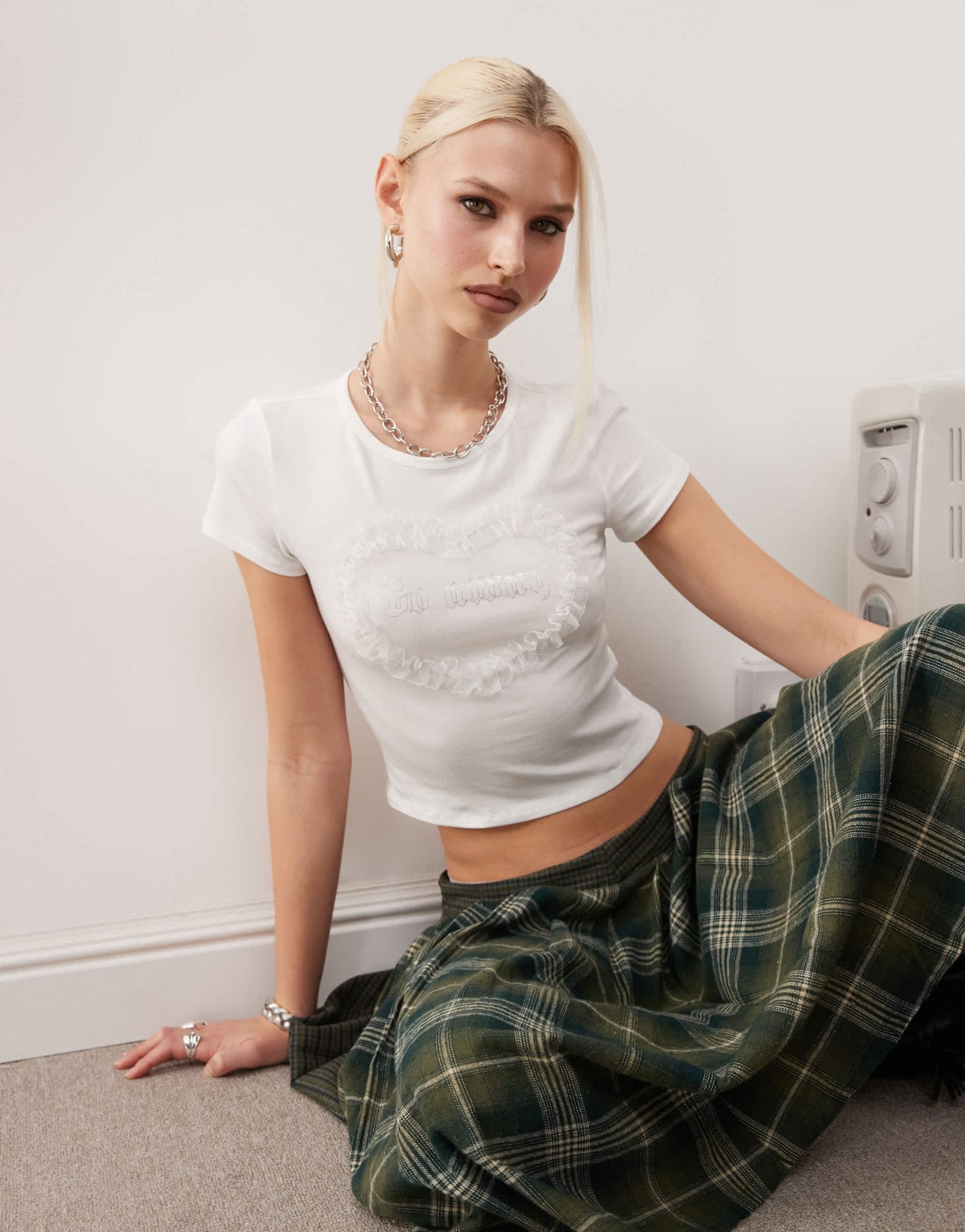Monki shrunken fit top with frill heart graphic in white - ASOS Sample Sale