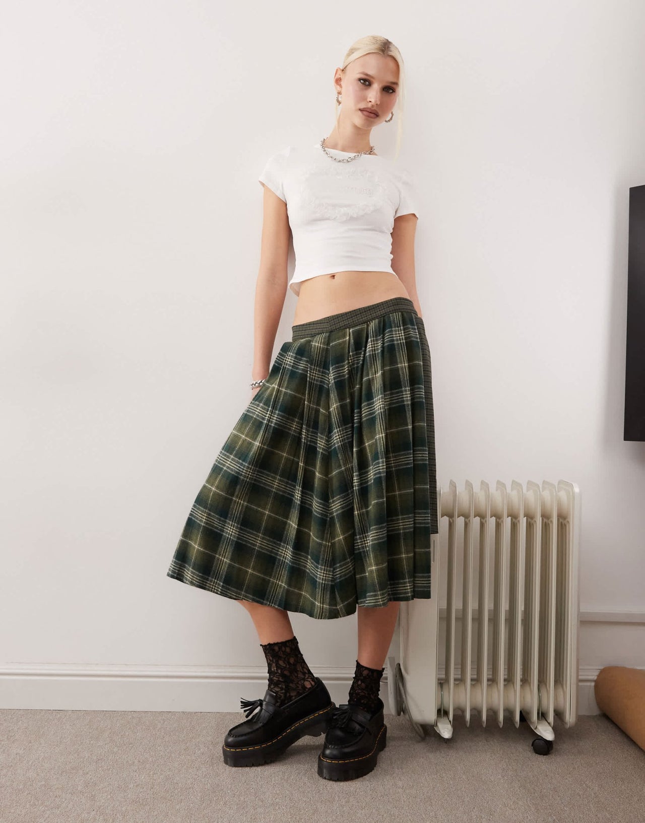 Monki shrunken fit top with frill heart graphic in white - ASOS Sample Sale