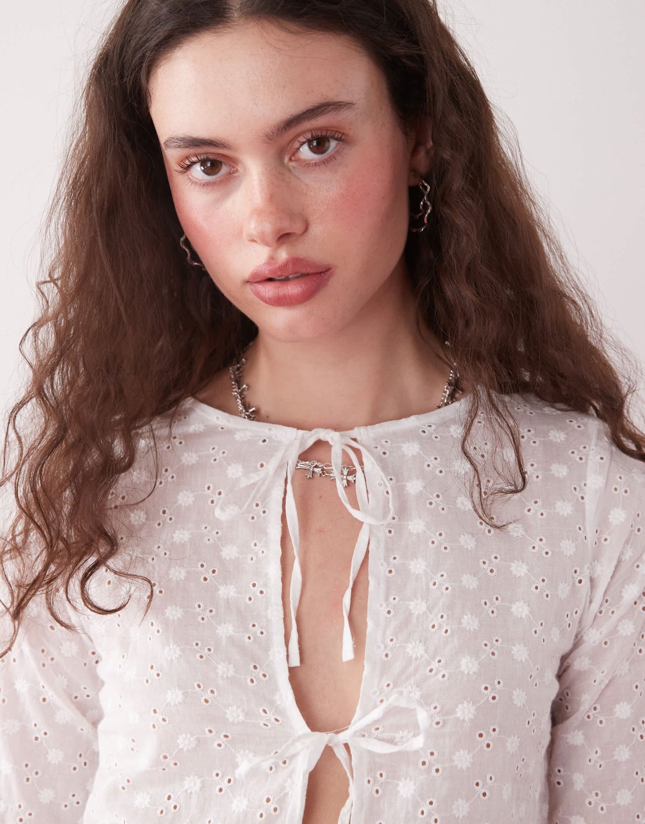 Motel sewindu tie - front broderie long sleeve blouse in ivory - ASOS Sample Sale