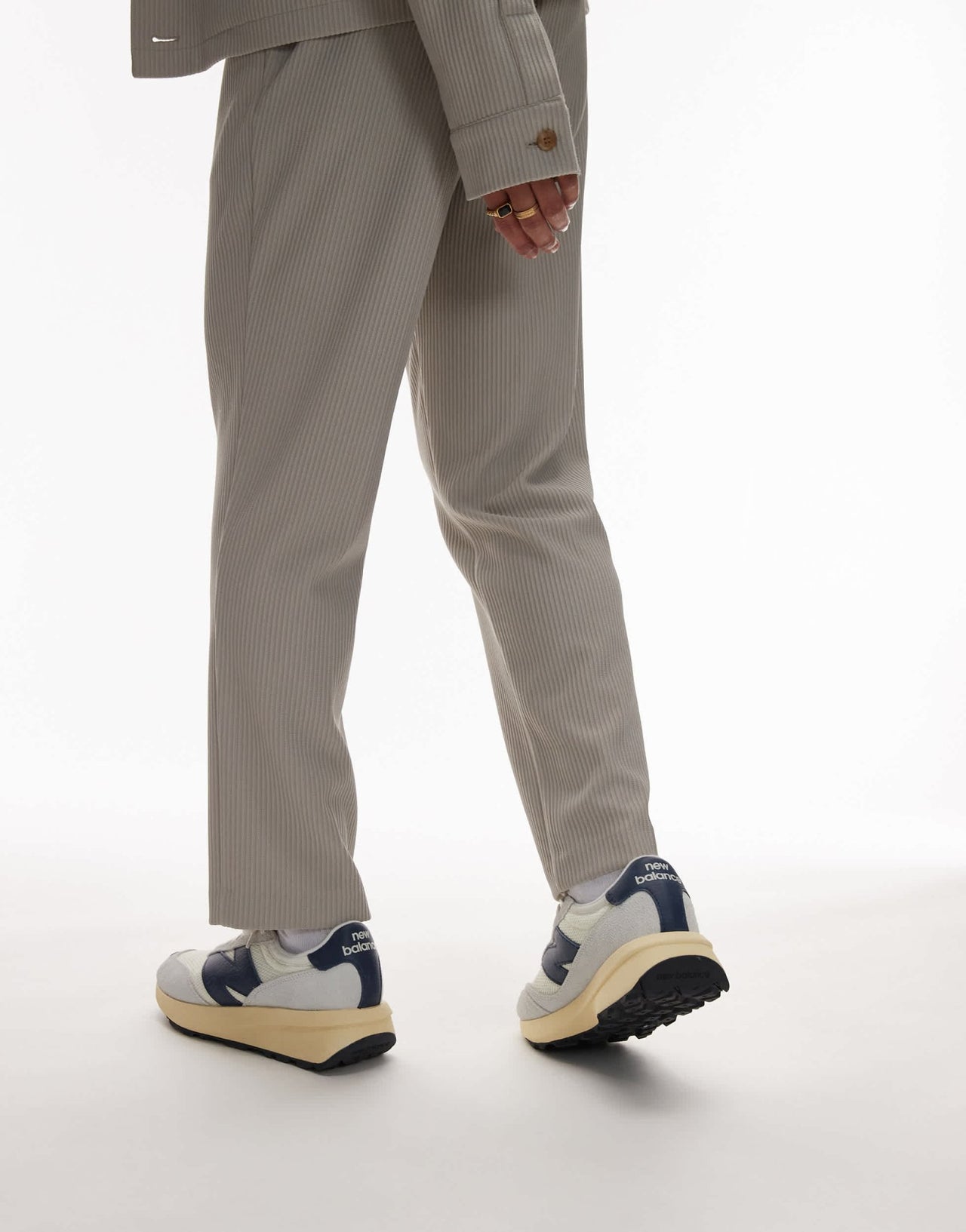New Balance 370 trainers in white and navy - ASOS Sample Sale