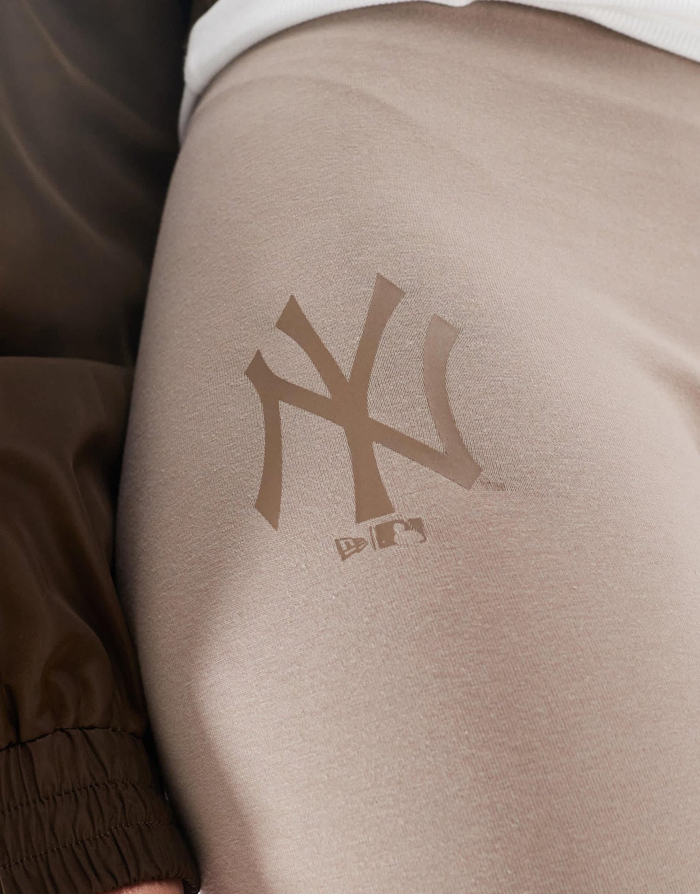 New Era NY Yankees logo legging in taupe - ASOS Sample Sale