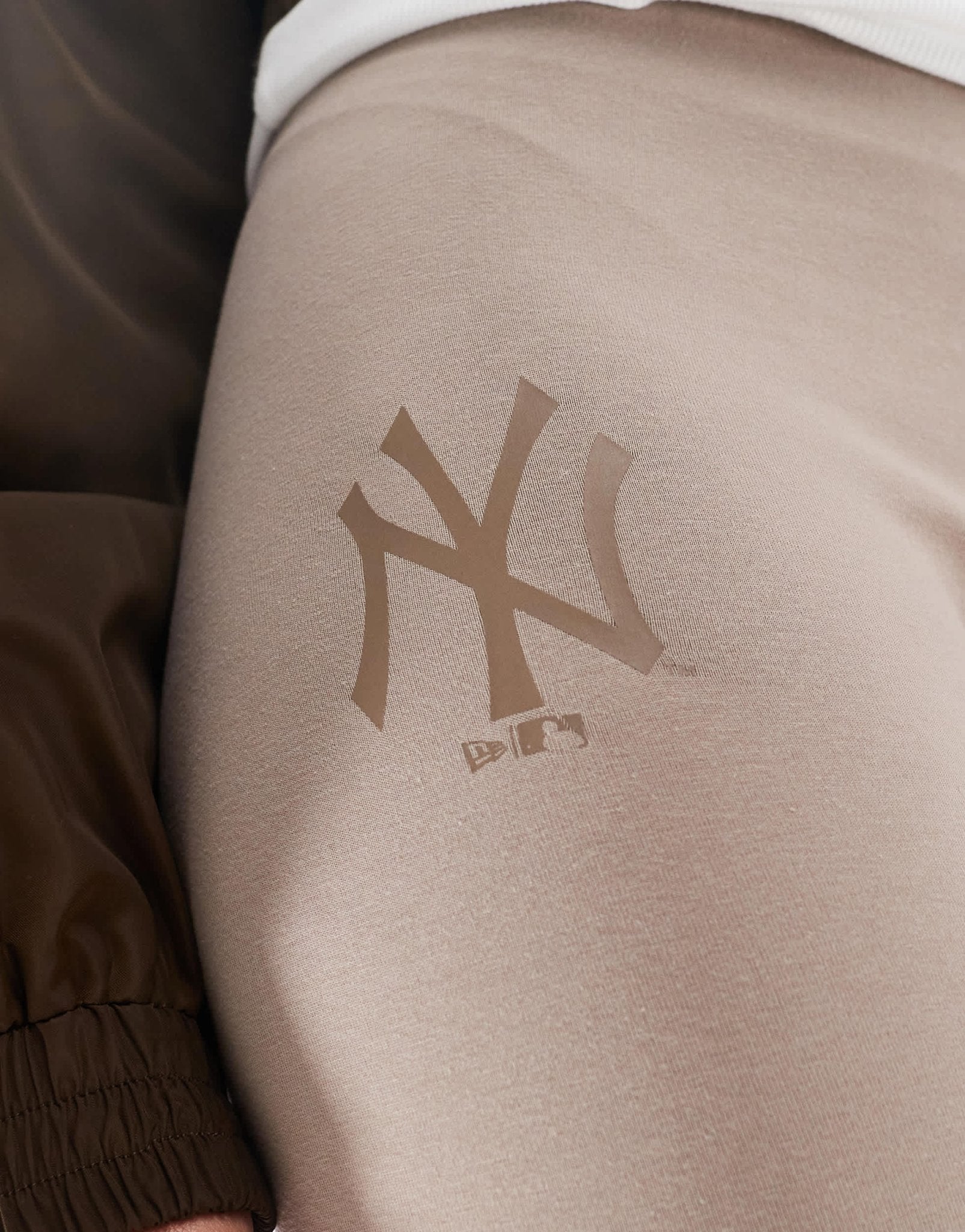New Era NY Yankees logo legging in taupe - ASOS Sample Sale