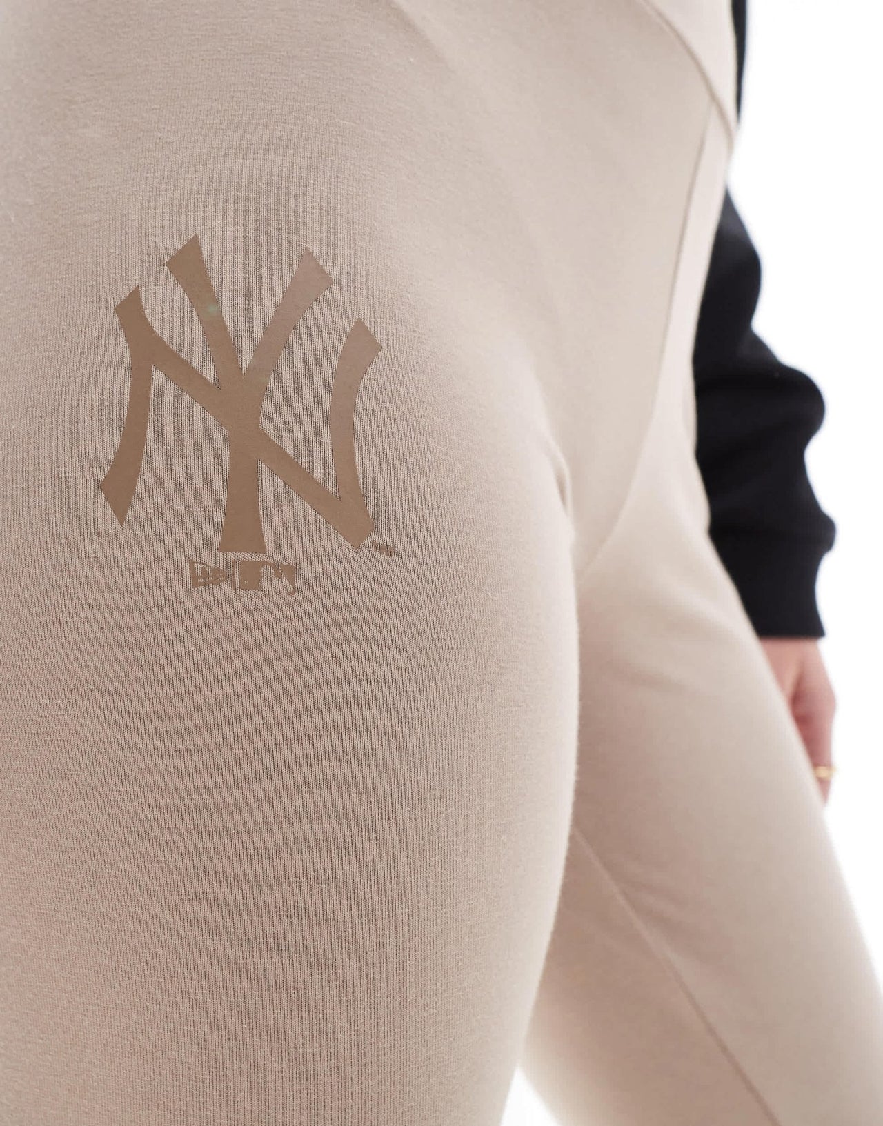 New Era NY Yankees logo leggings in beige - ASOS Sample Sale