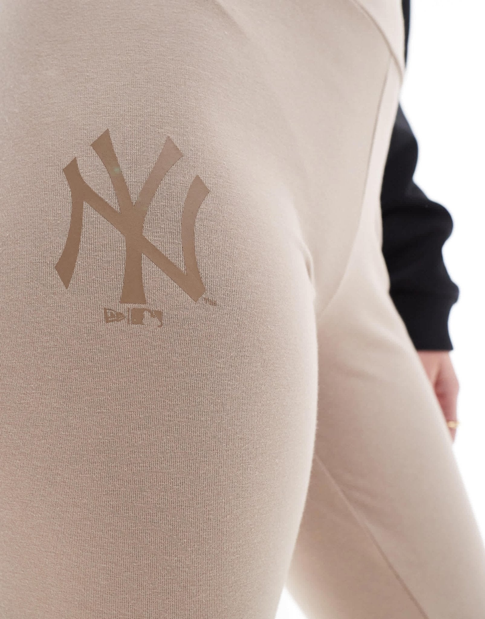 New Era NY Yankees logo leggings in beige - ASOS Sample Sale