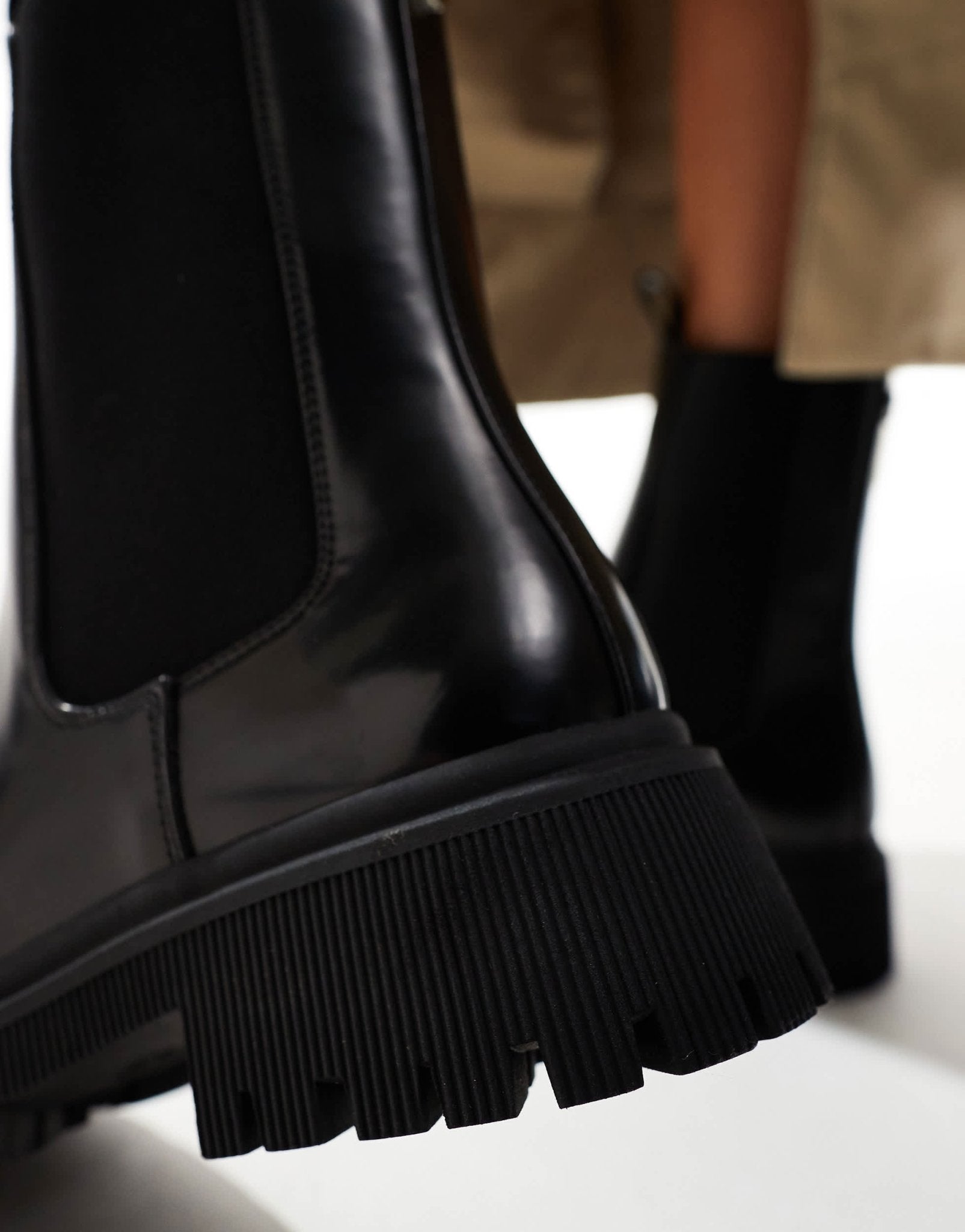 New Look chunky low ankle chelsea boot in black - ASOS Sample Sale