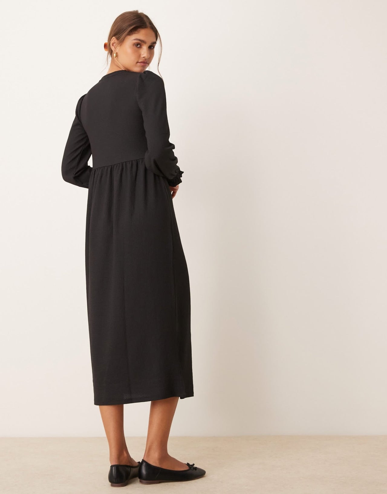 New Look plain crinkle long sleeve smock midi dress in black - ASOS Sample Sale
