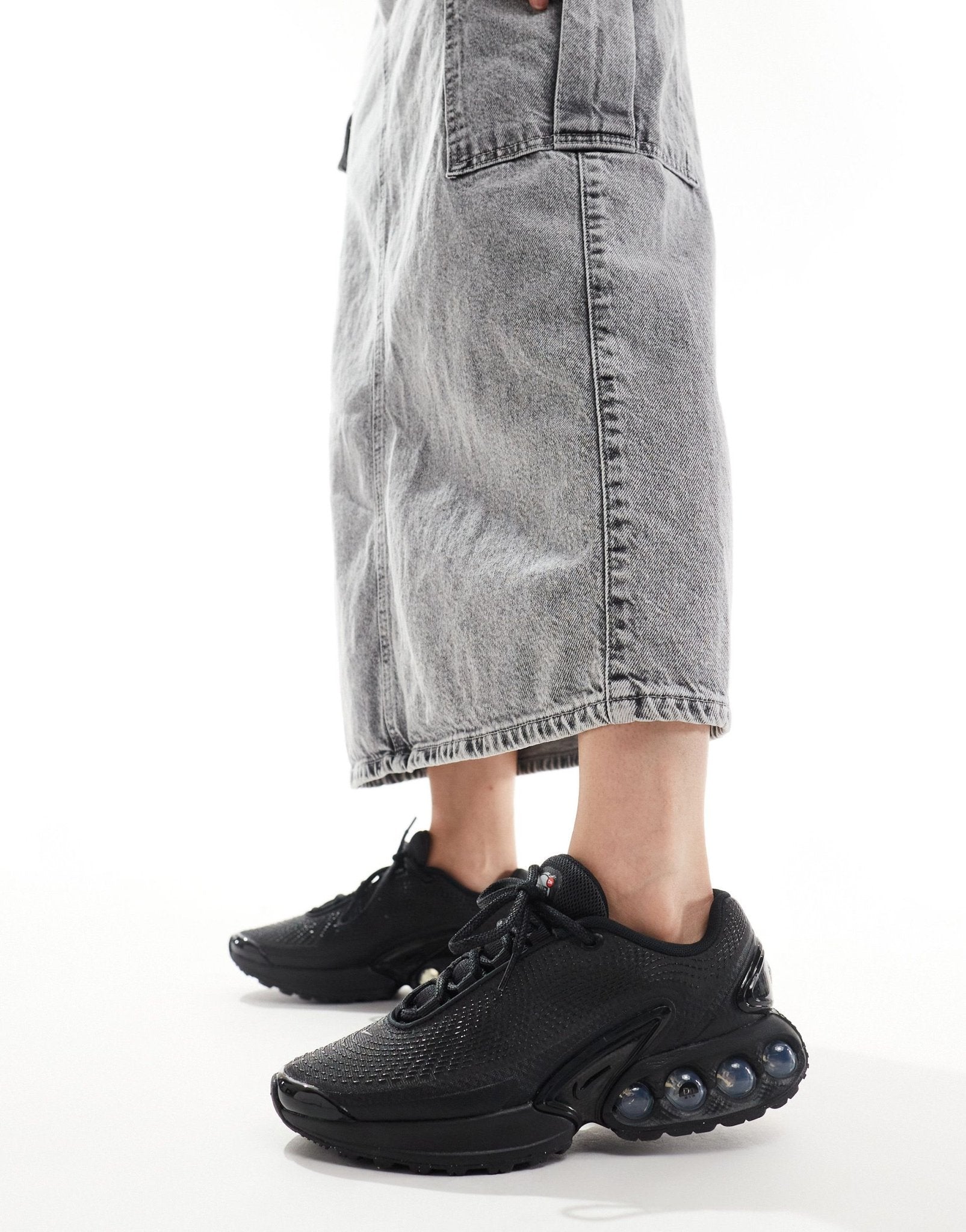Nike Air Max DN trainers in black - ASOS Sample Sale