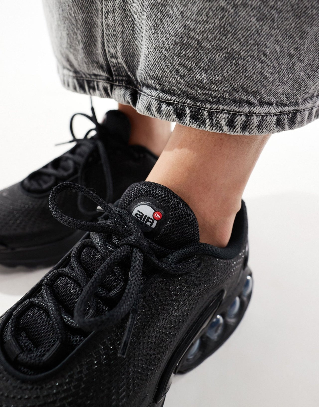 Nike Air Max DN trainers in black - ASOS Sample Sale
