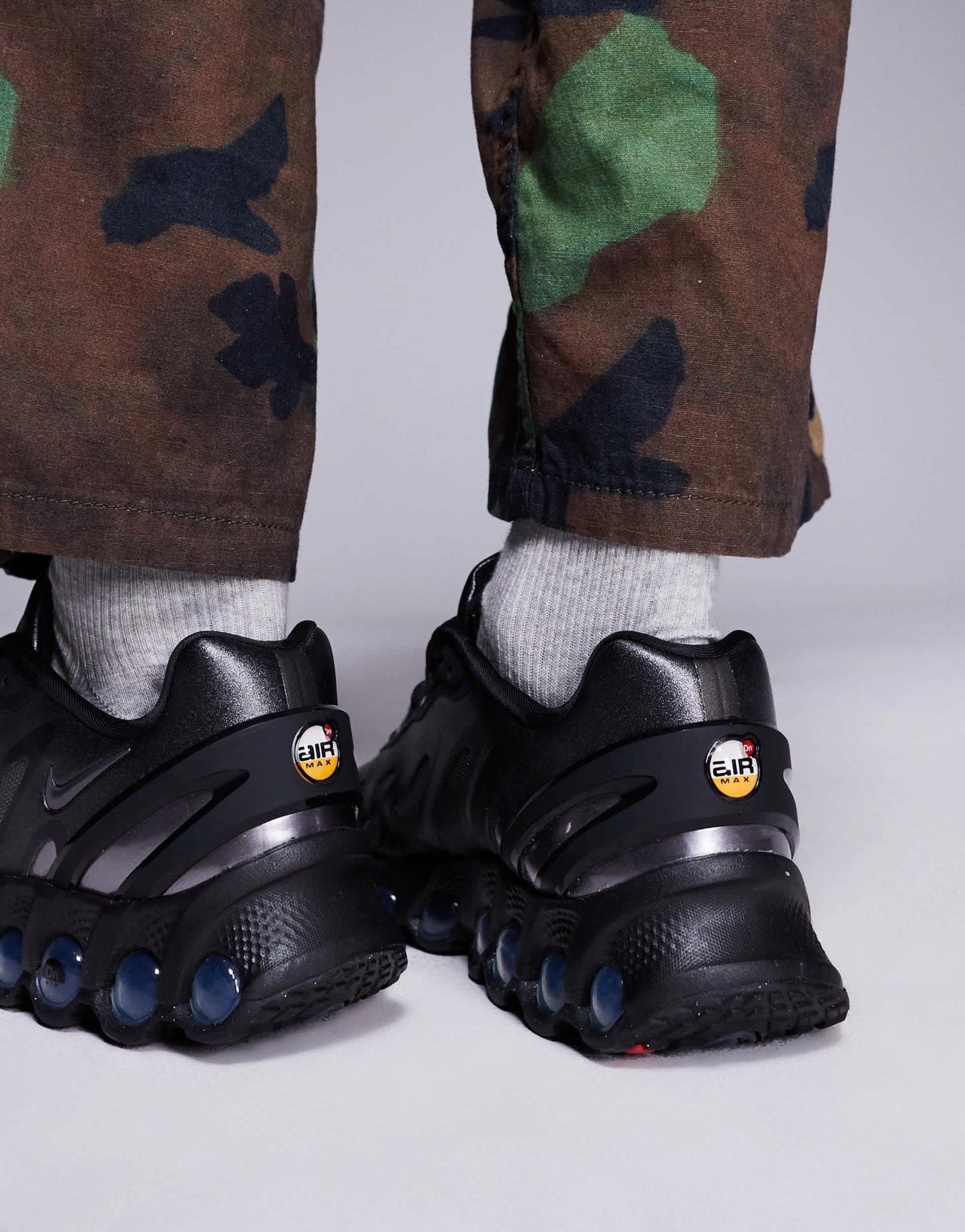 Nike Air Max DN8 trainers in black - ASOS Sample Sale