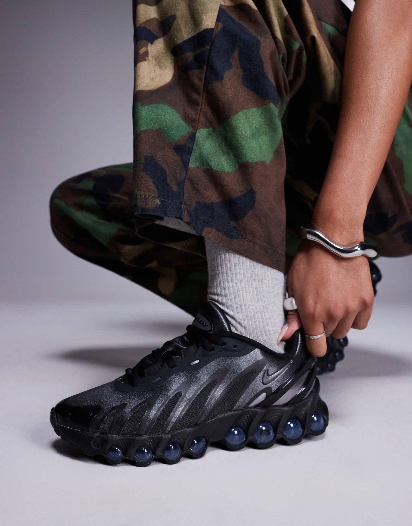 Nike Air Max DN8 trainers in black - ASOS Sample Sale
