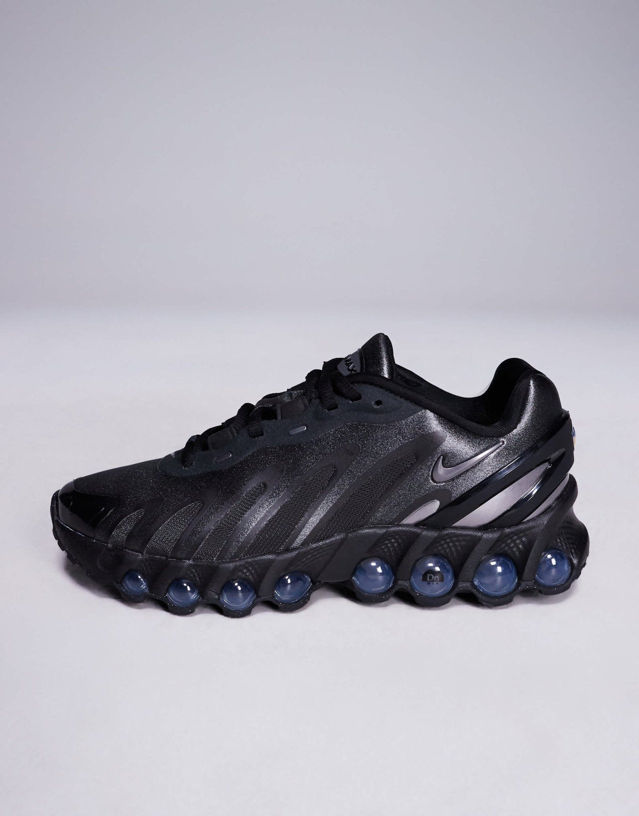Nike Air Max DN8 trainers in black - ASOS Sample Sale
