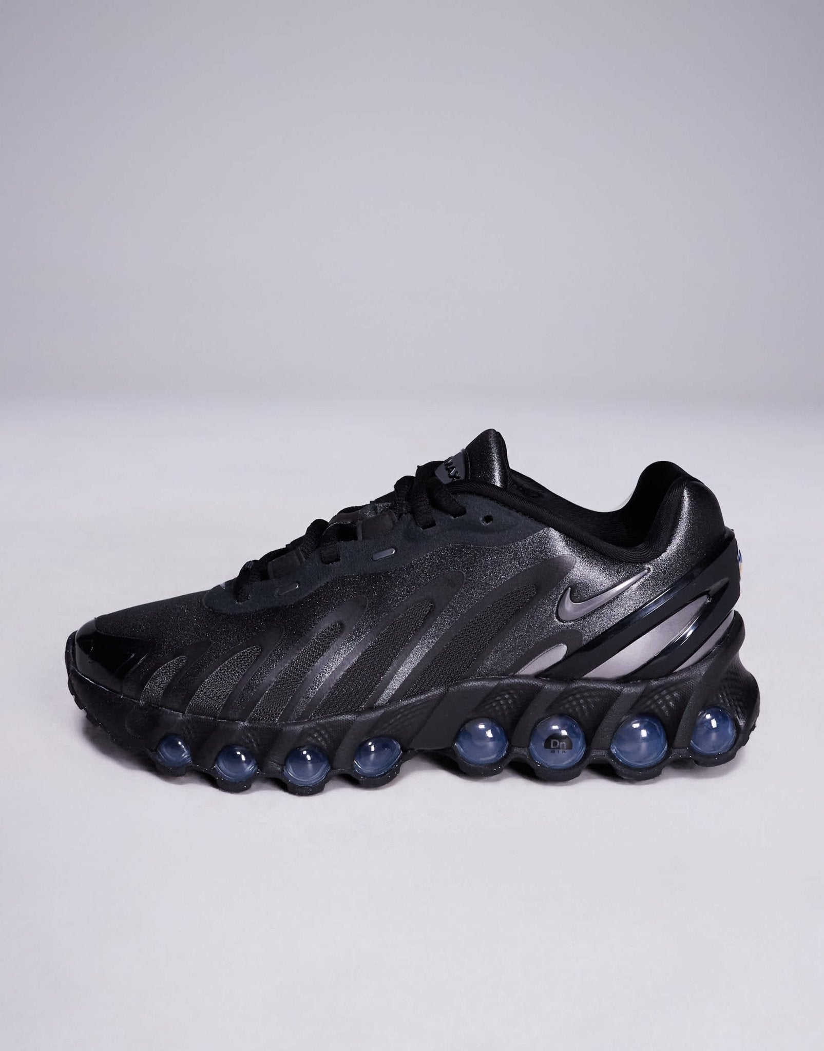Nike Air Max DN8 trainers in black - ASOS Sample Sale