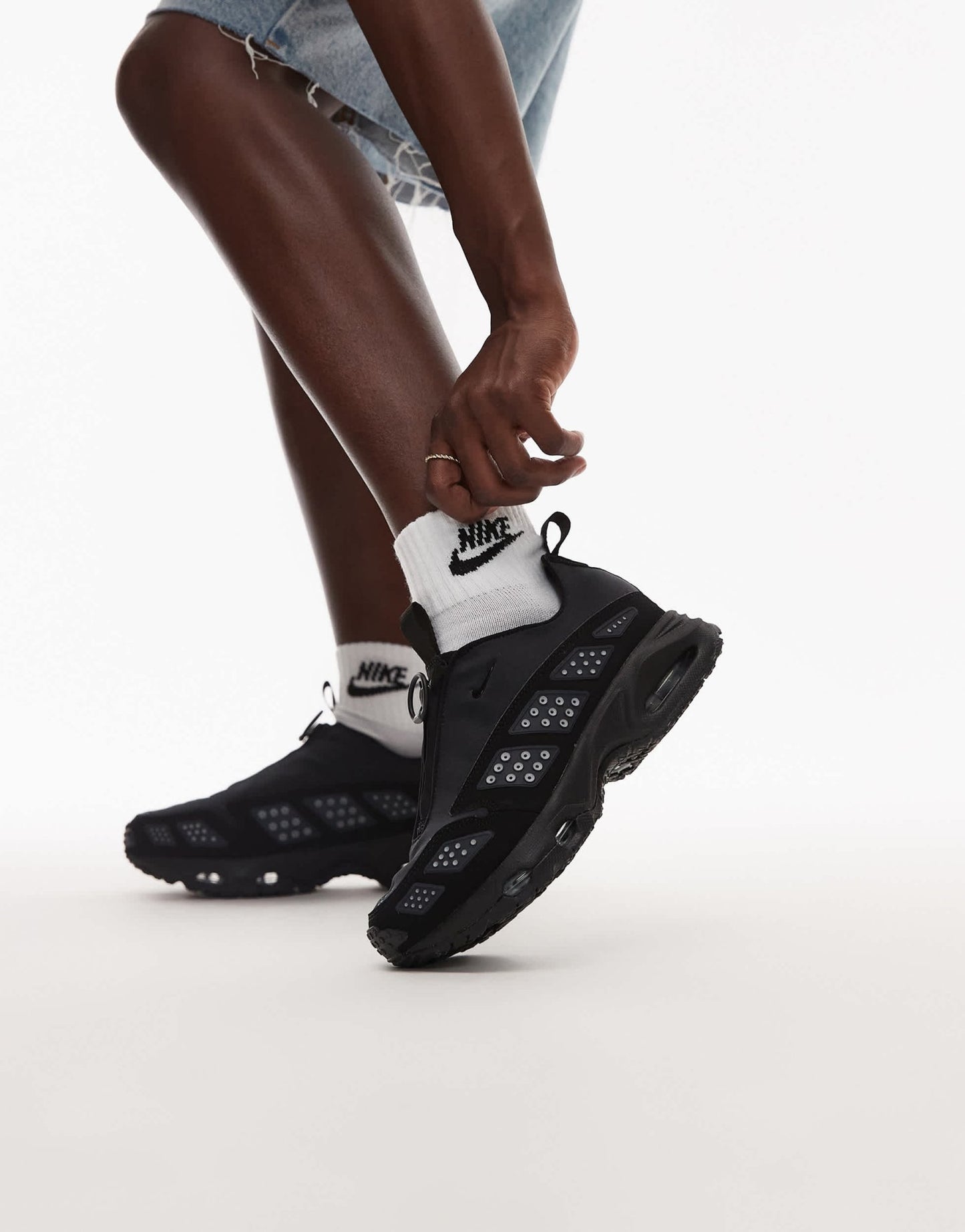 Nike Air Max SNDR unisex trainers in black and silver - ASOS Sample Sale