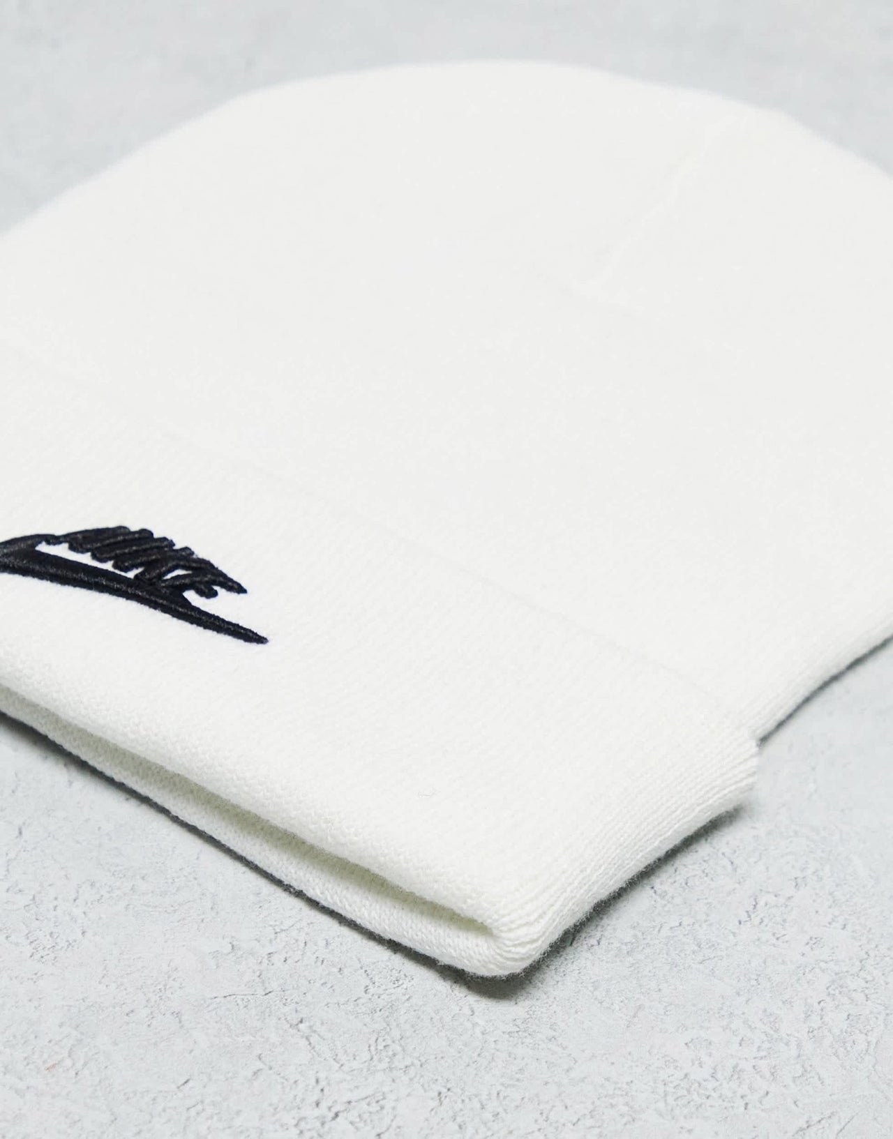 Nike beanie in white - ASOS Sample Sale