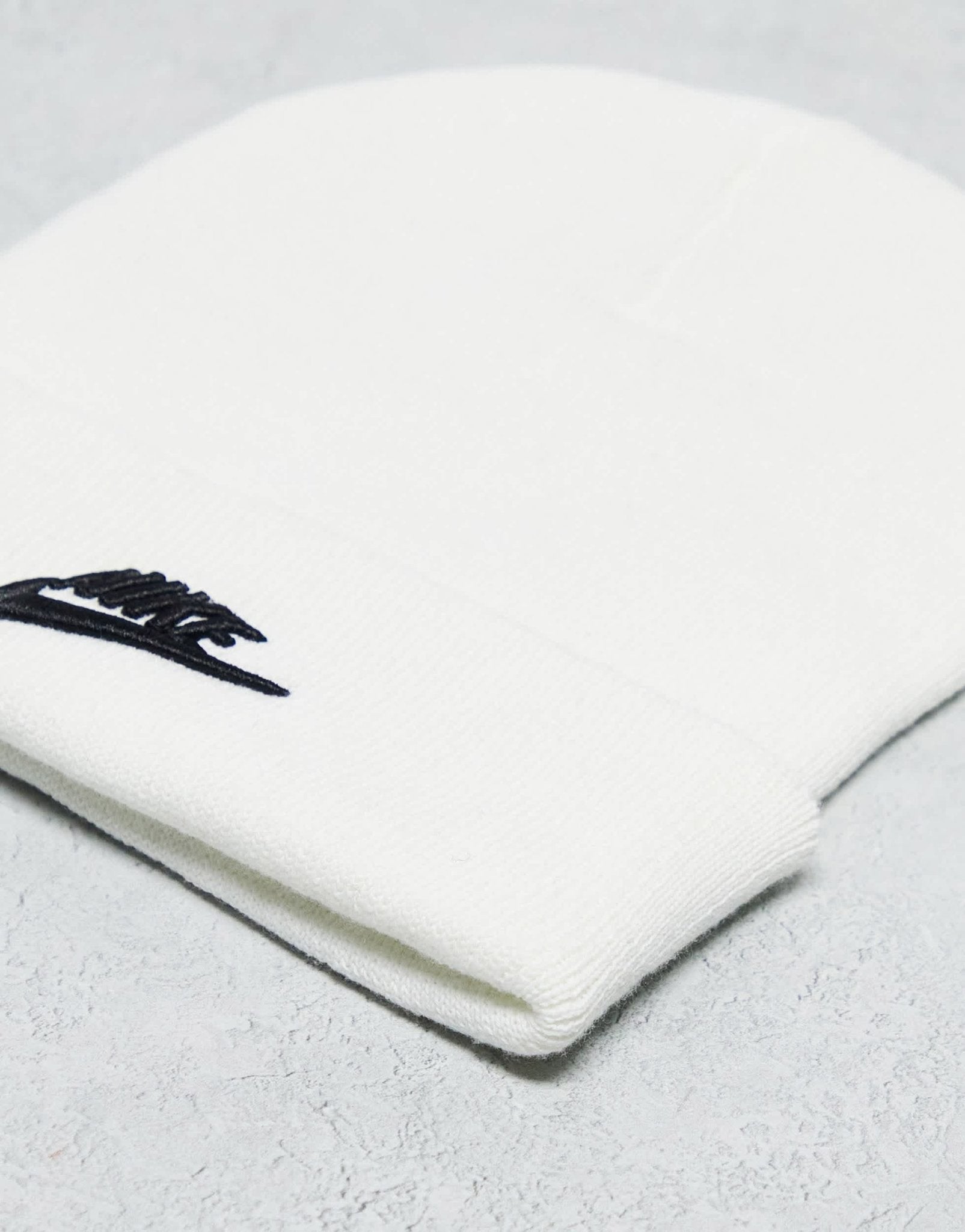 Nike beanie in white - ASOS Sample Sale