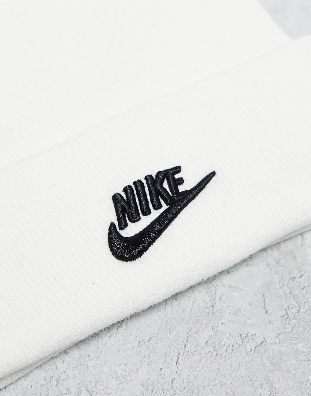Nike beanie in white - ASOS Sample Sale