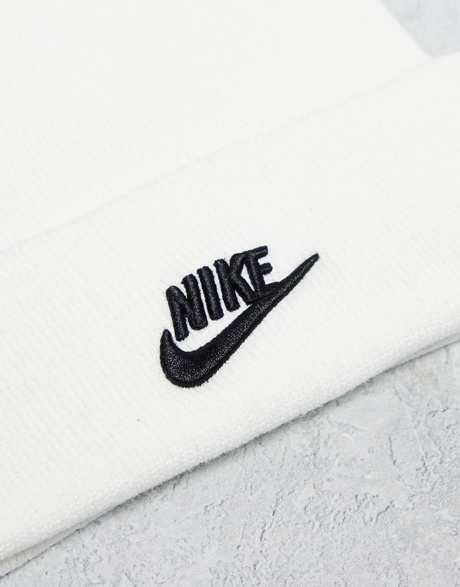 Nike beanie in white - ASOS Sample Sale