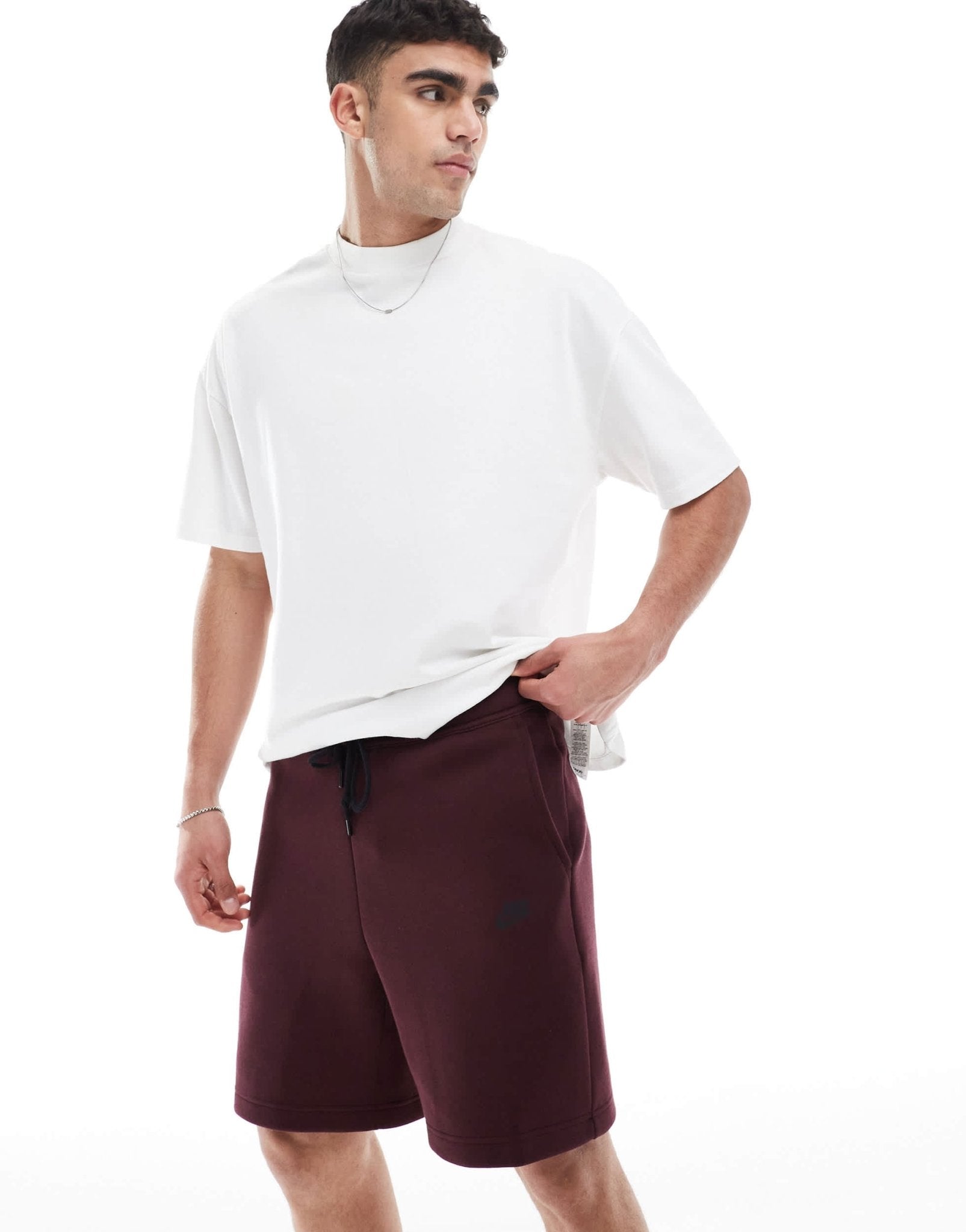 Nike Club tech fleece shorts in burgundy - ASOS Sample Sale