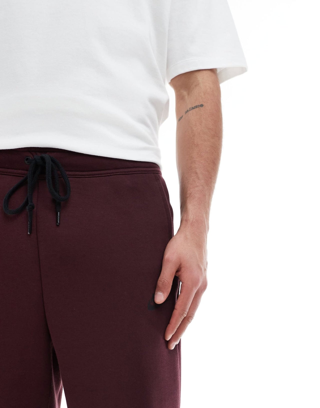 Nike Club tech fleece shorts in burgundy - ASOS Sample Sale