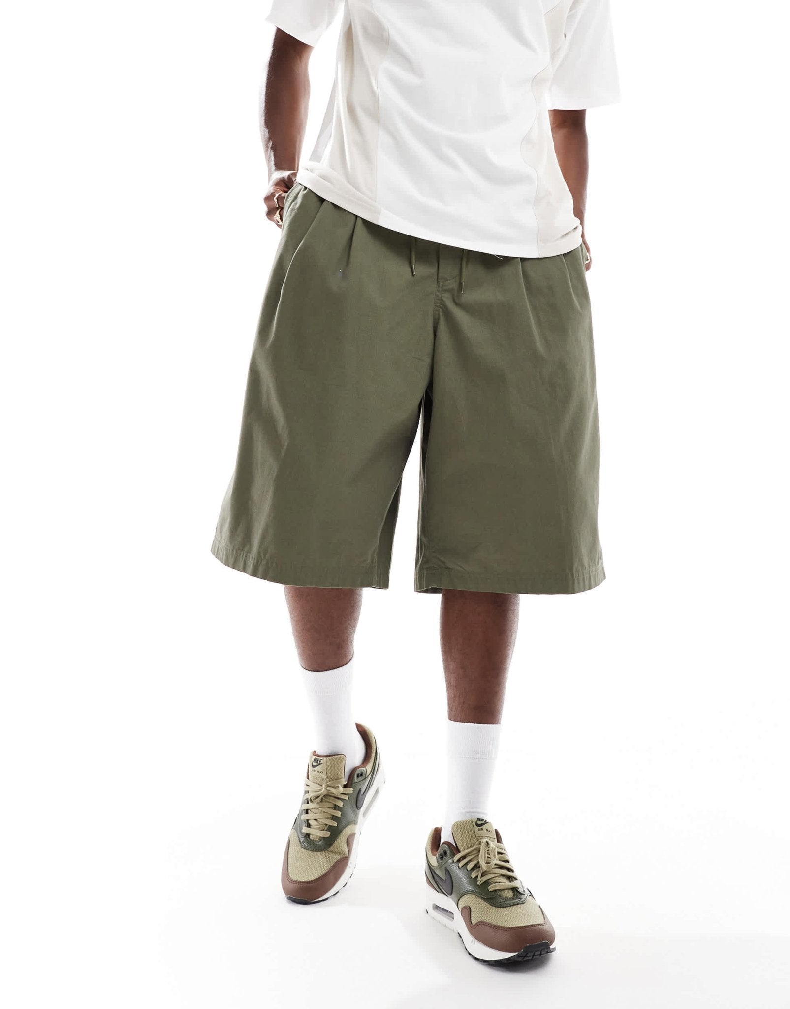 Nike Club Woven oversized short in green - ASOS Sample Sale