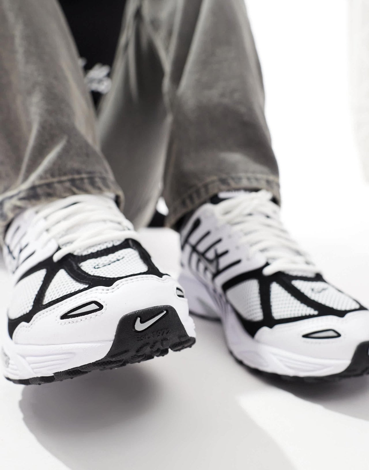 Nike Nike Air Pegasus 2005 trainers in white, black and metallic silver - ASOS Sample Sale