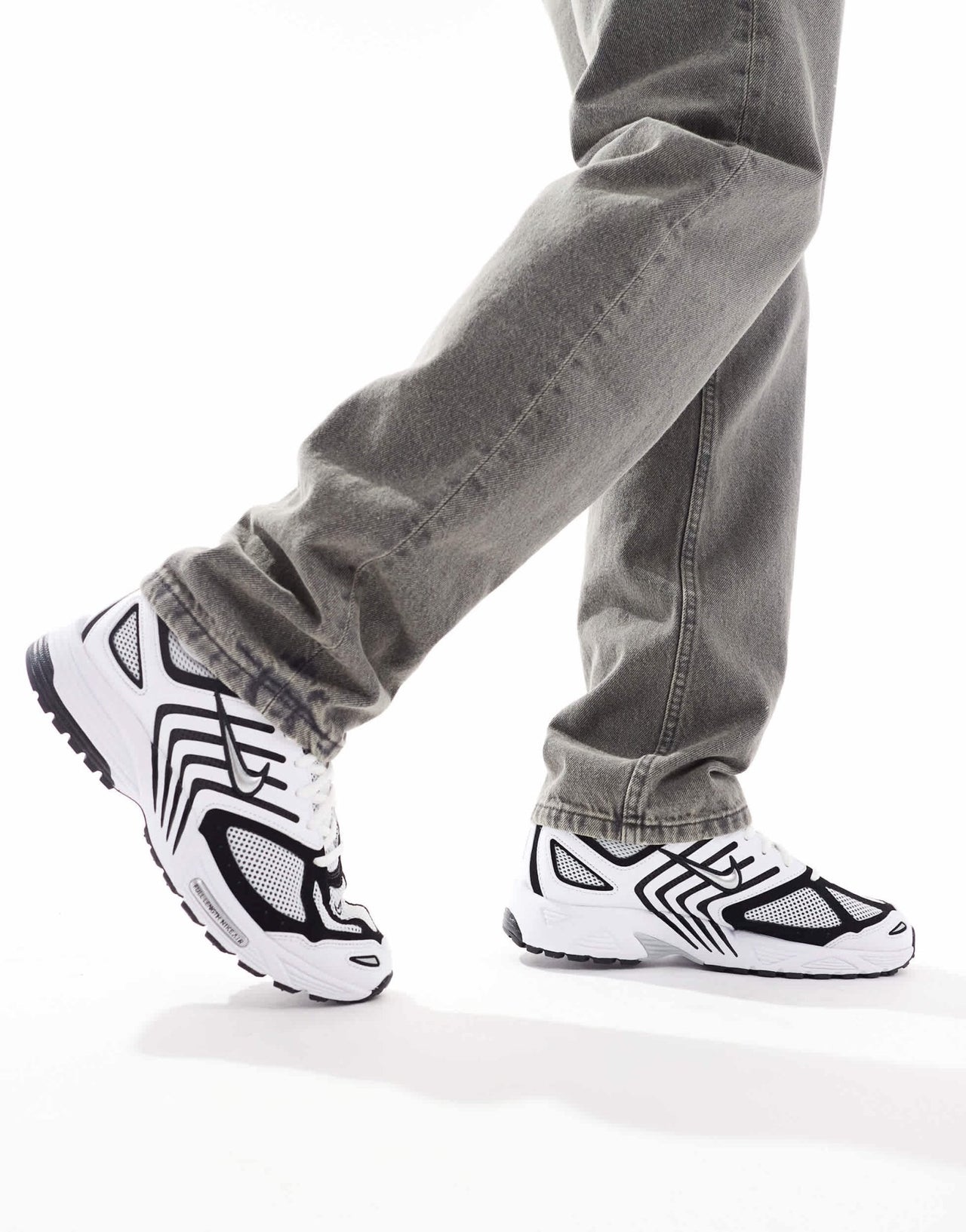 Nike Nike Air Pegasus 2005 trainers in white, black and metallic silver - ASOS Sample Sale