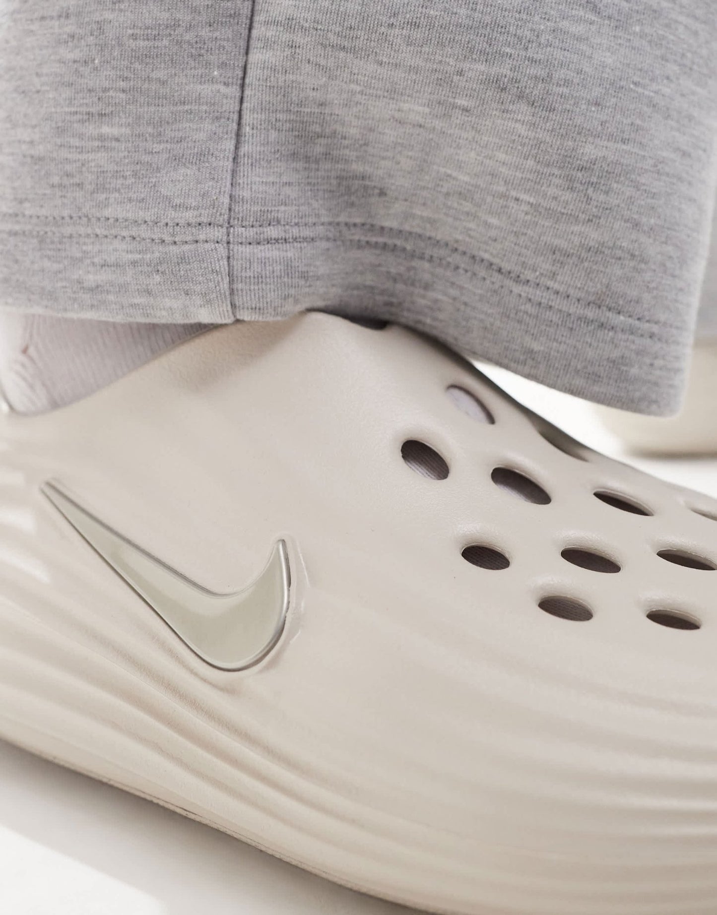 Nike Reactx sliders in off white - ASOS Sample Sale