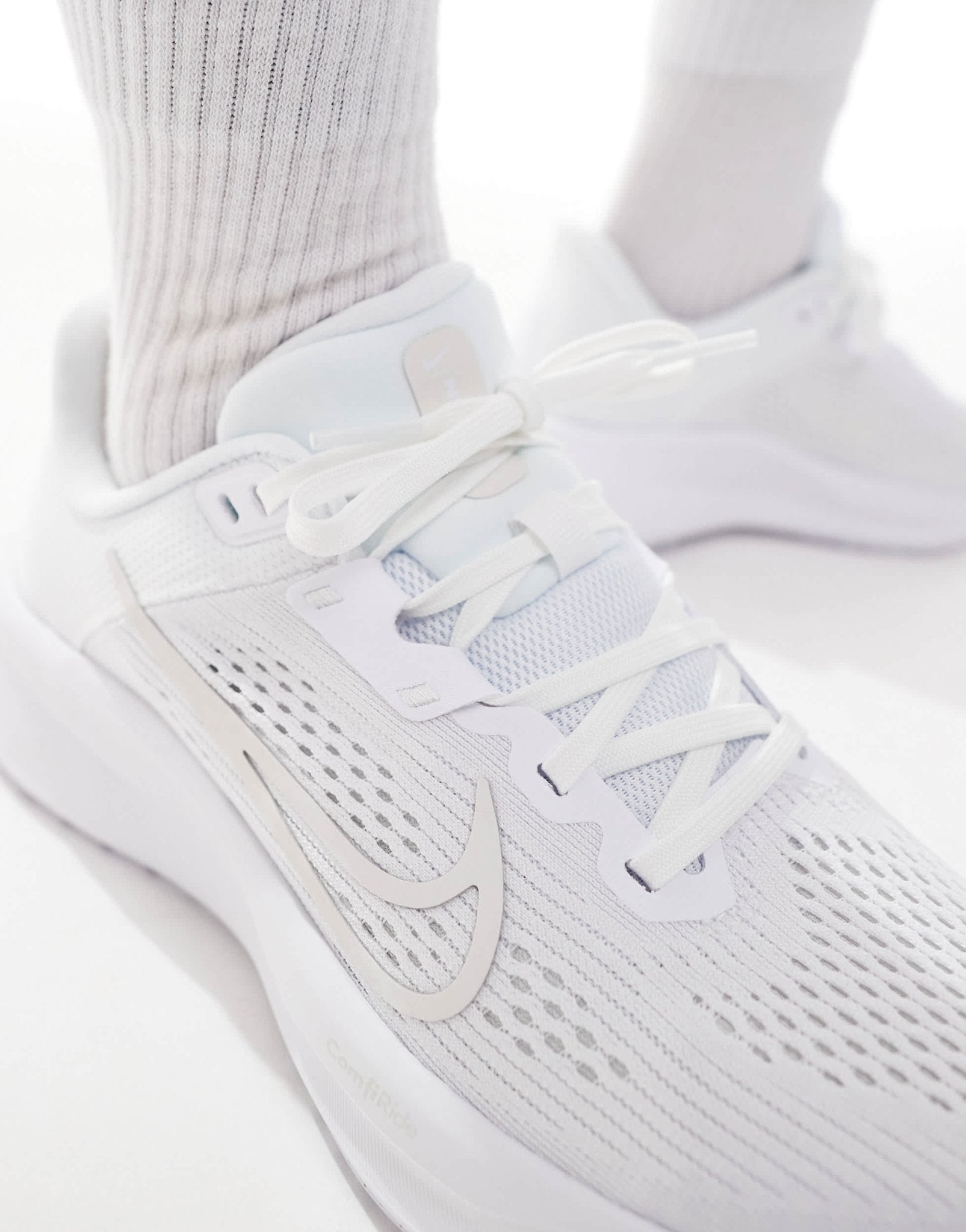 Nike Running Quest 6 trainers in white and grey - ASOS Sample Sale