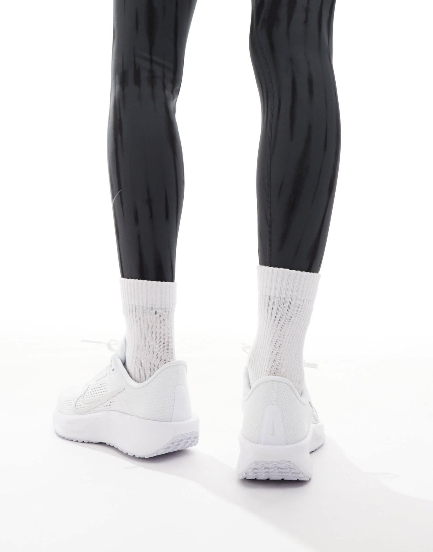 Nike Running Quest 6 trainers in white and grey - ASOS Sample Sale