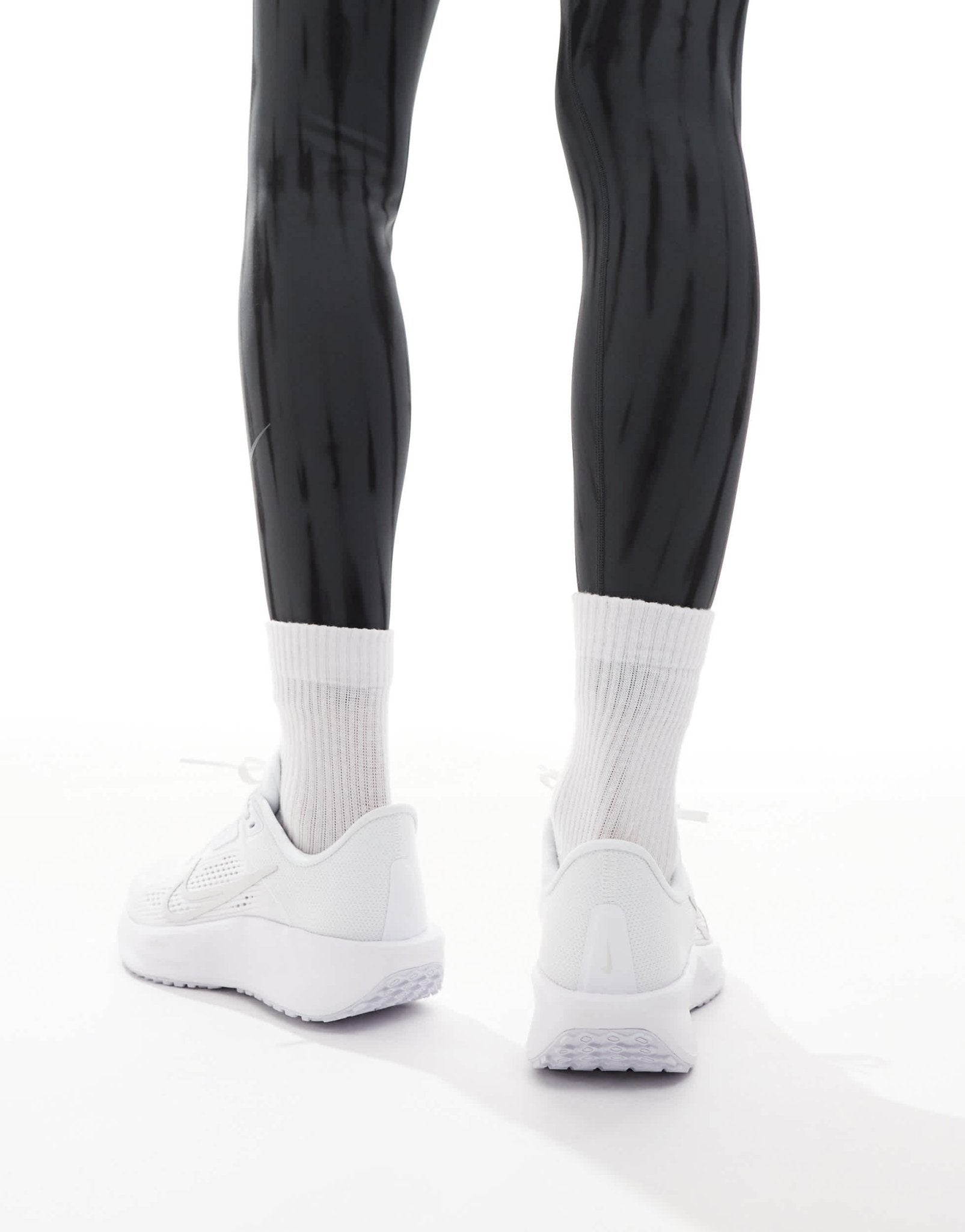 Nike Running Quest 6 trainers in white and grey - ASOS Sample Sale